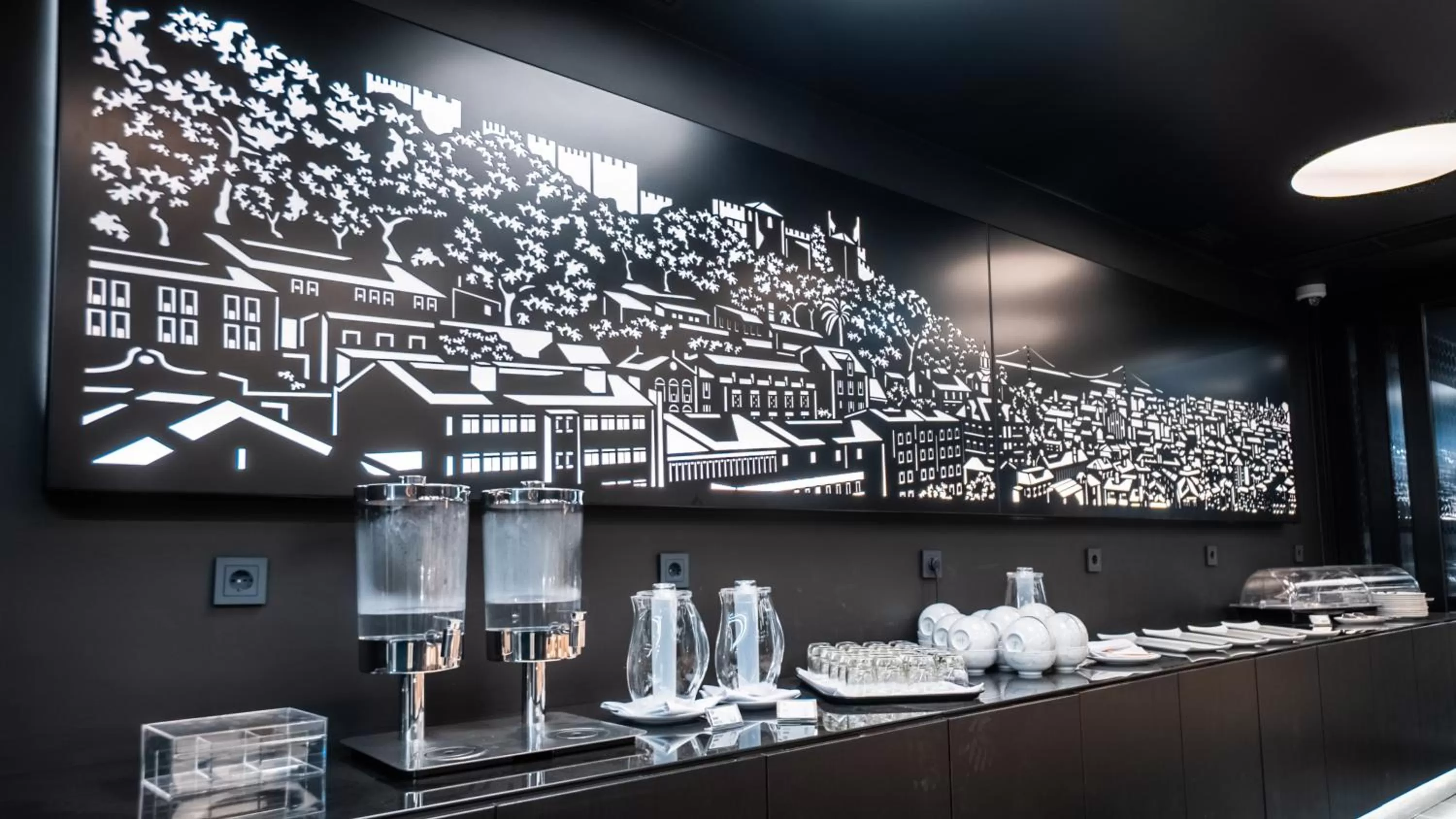 Restaurant/places to eat in Hills Hotel Lisboa