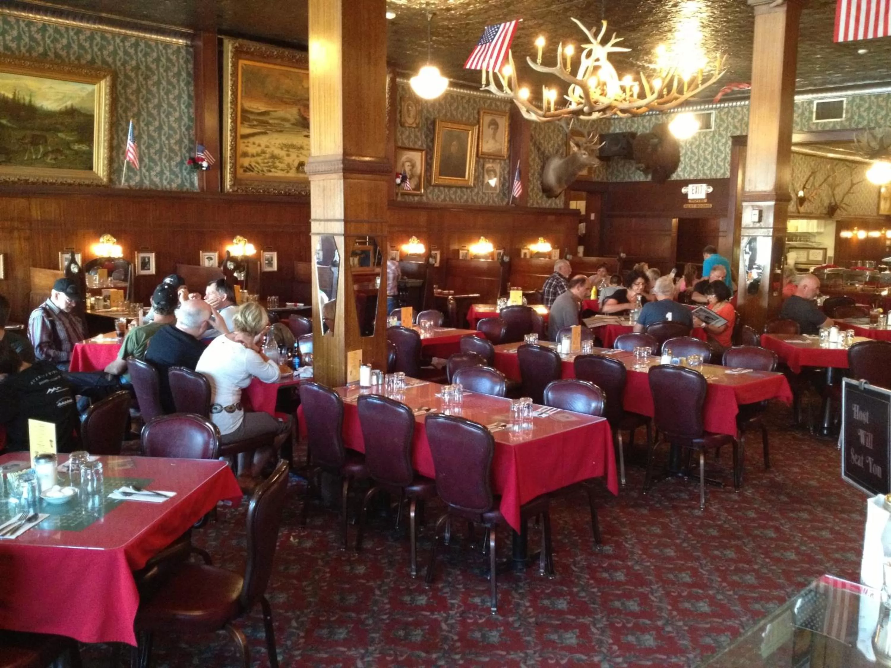 Restaurant/places to eat in Irma Hotel