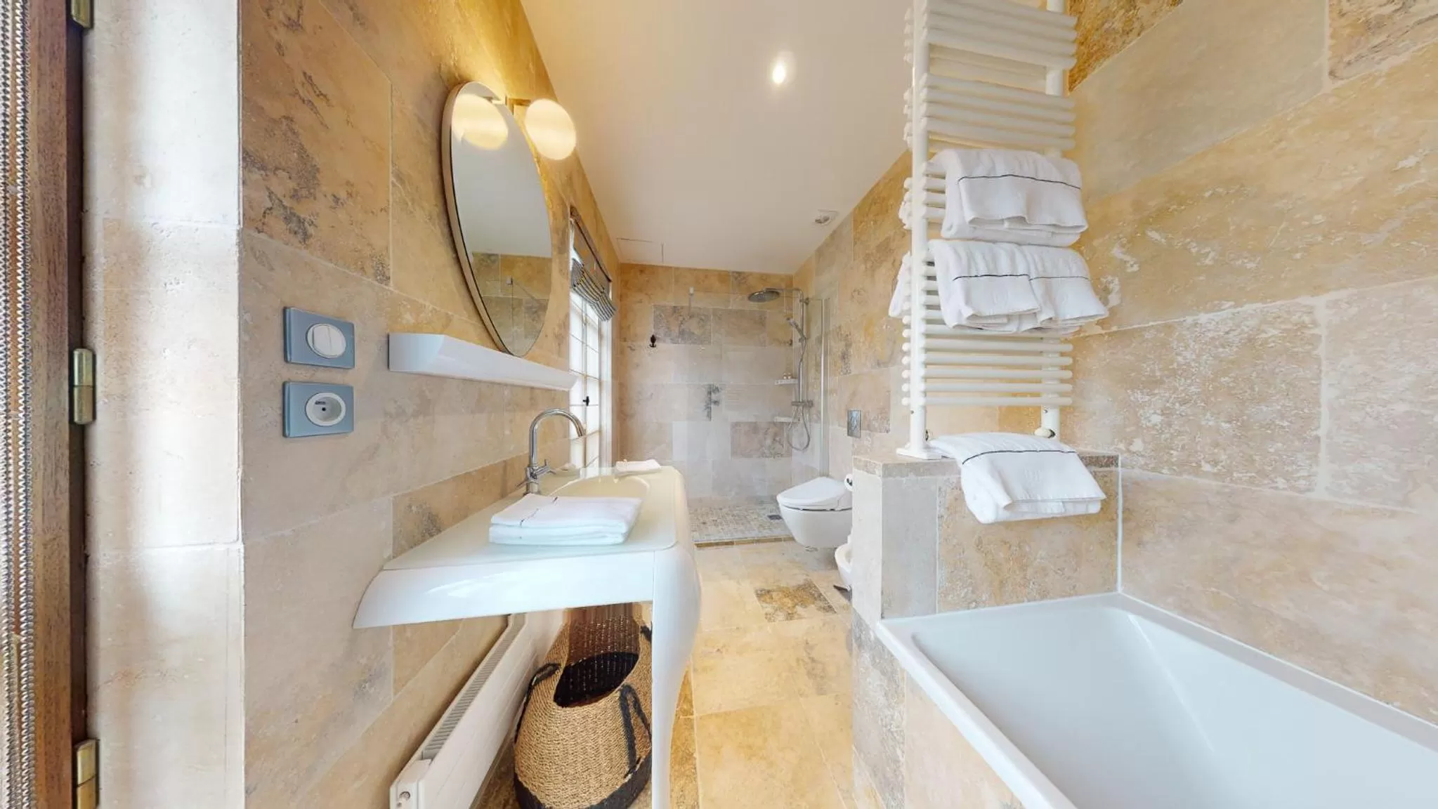 Shower in Besharat Gallery & Museum