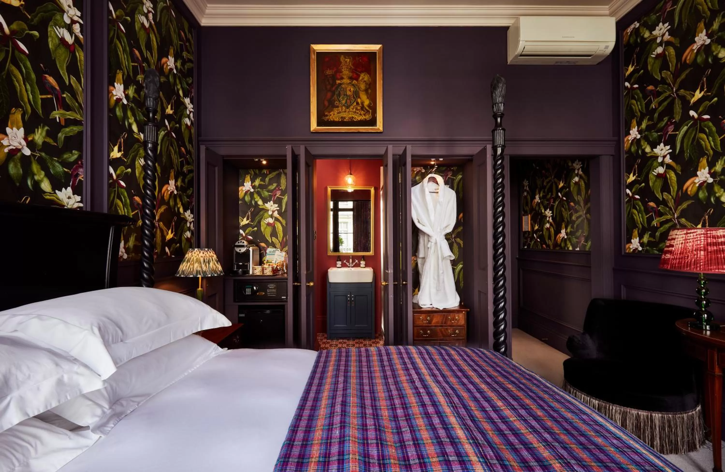 Bathroom, Bed in The Portobello Hotel