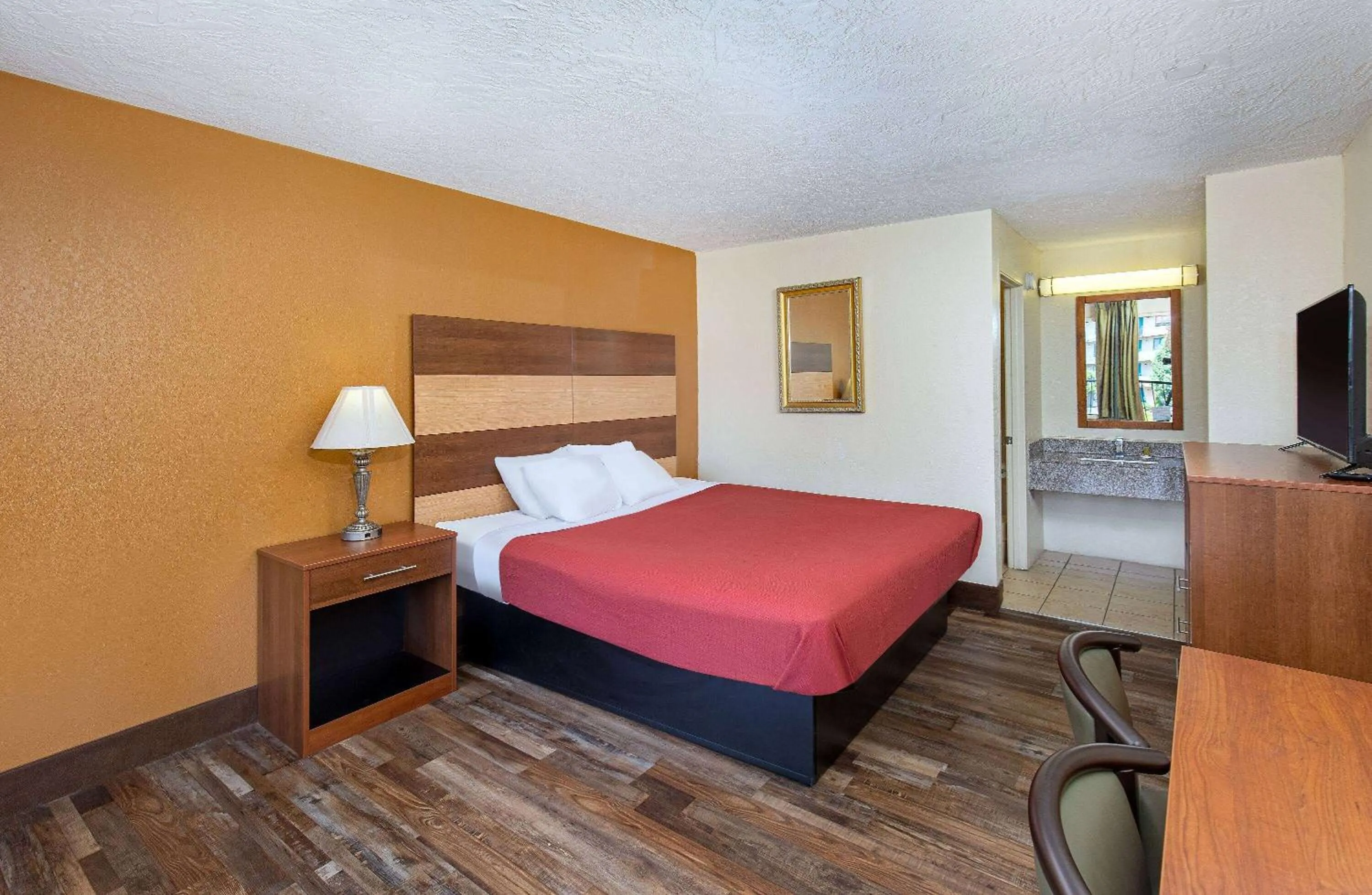 Photo of the whole room, Bed in Americana Inn a Travelodge by Wyndham