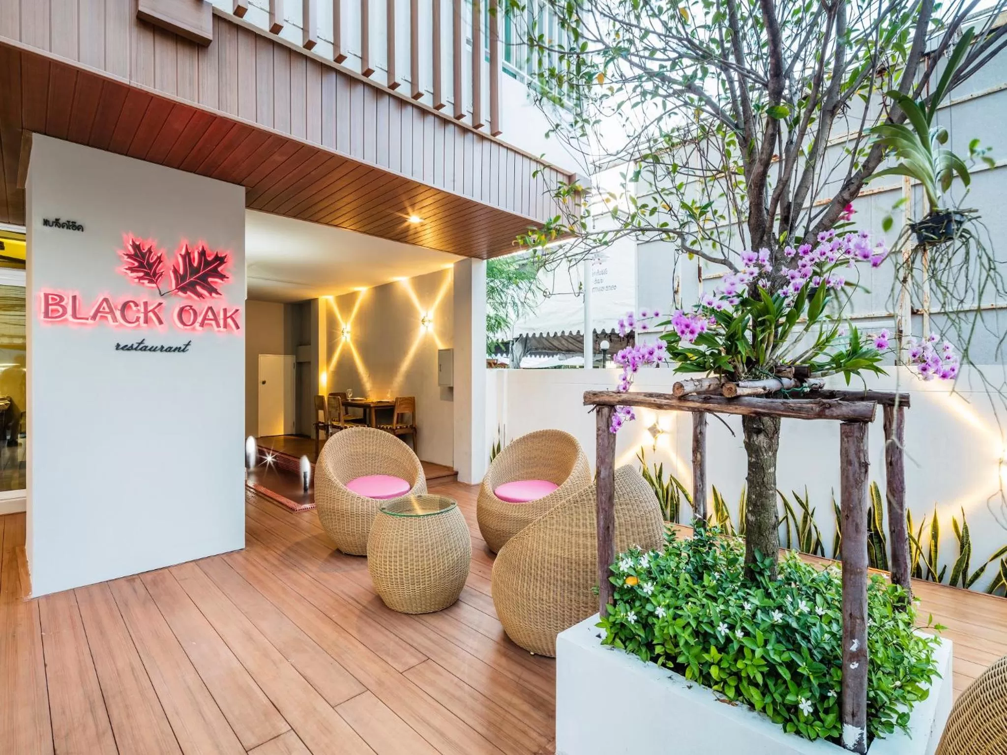 Restaurant/places to eat in Atelier Suites