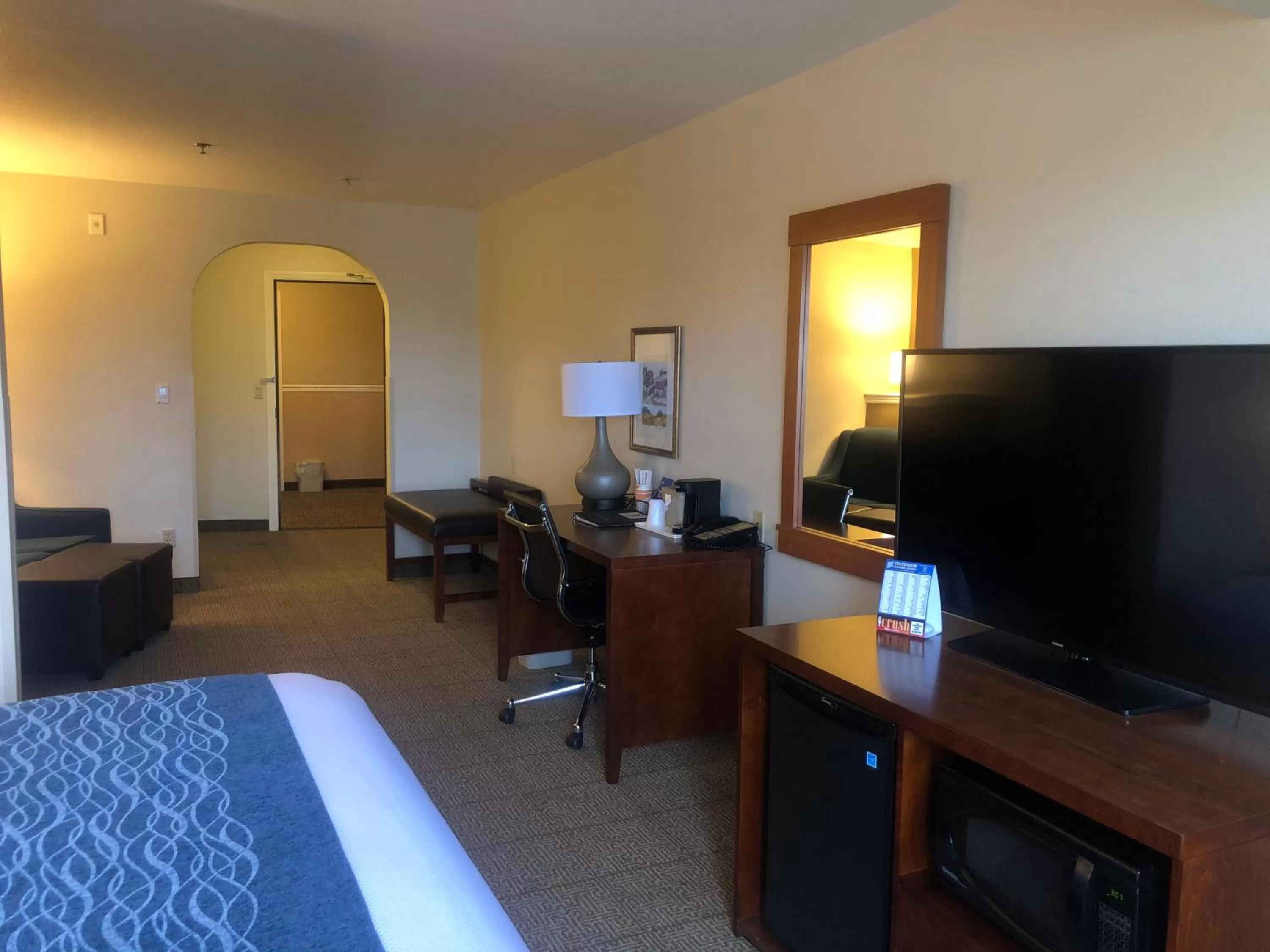 TV and multimedia, Bed in Comfort Inn & Suites Ukiah Mendocino County