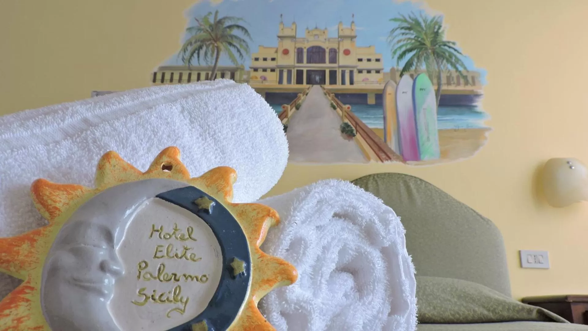 Decorative detail, Bed in Hotel Elite Palermo Centro