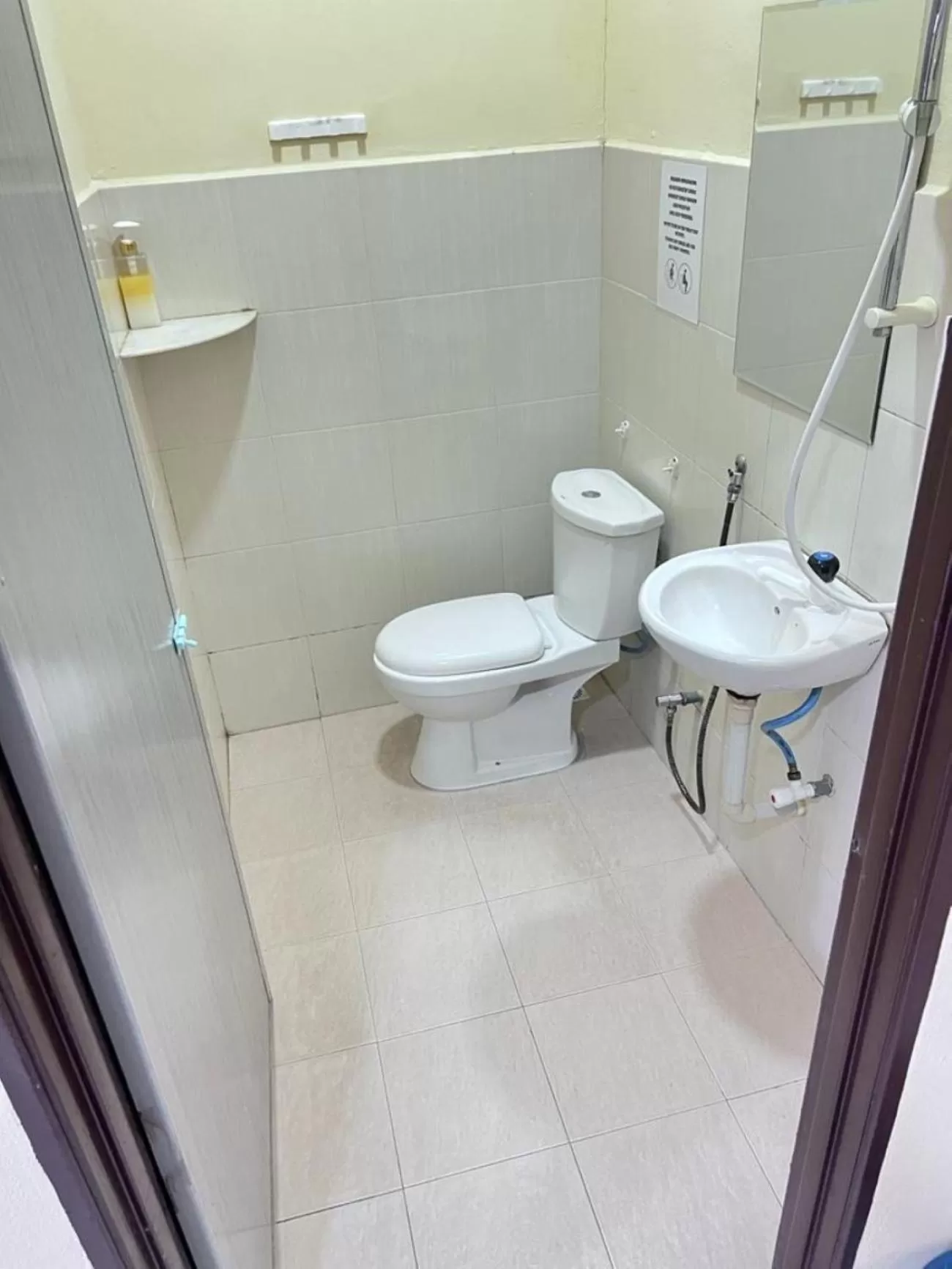 Toilet in Dhania Cenang Beach Motel