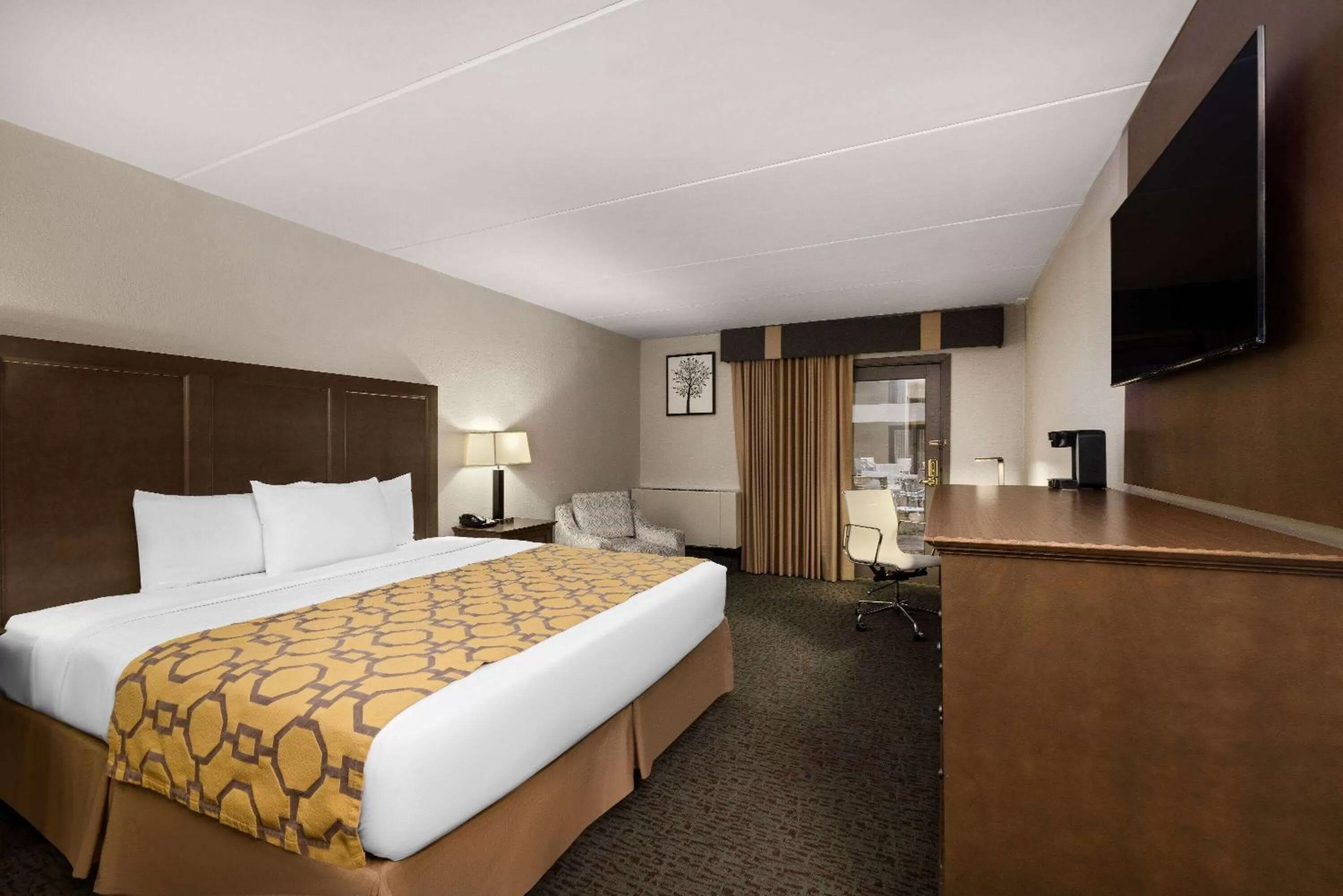 Photo of the whole room, Bed in Baymont by Wyndham Shakopee