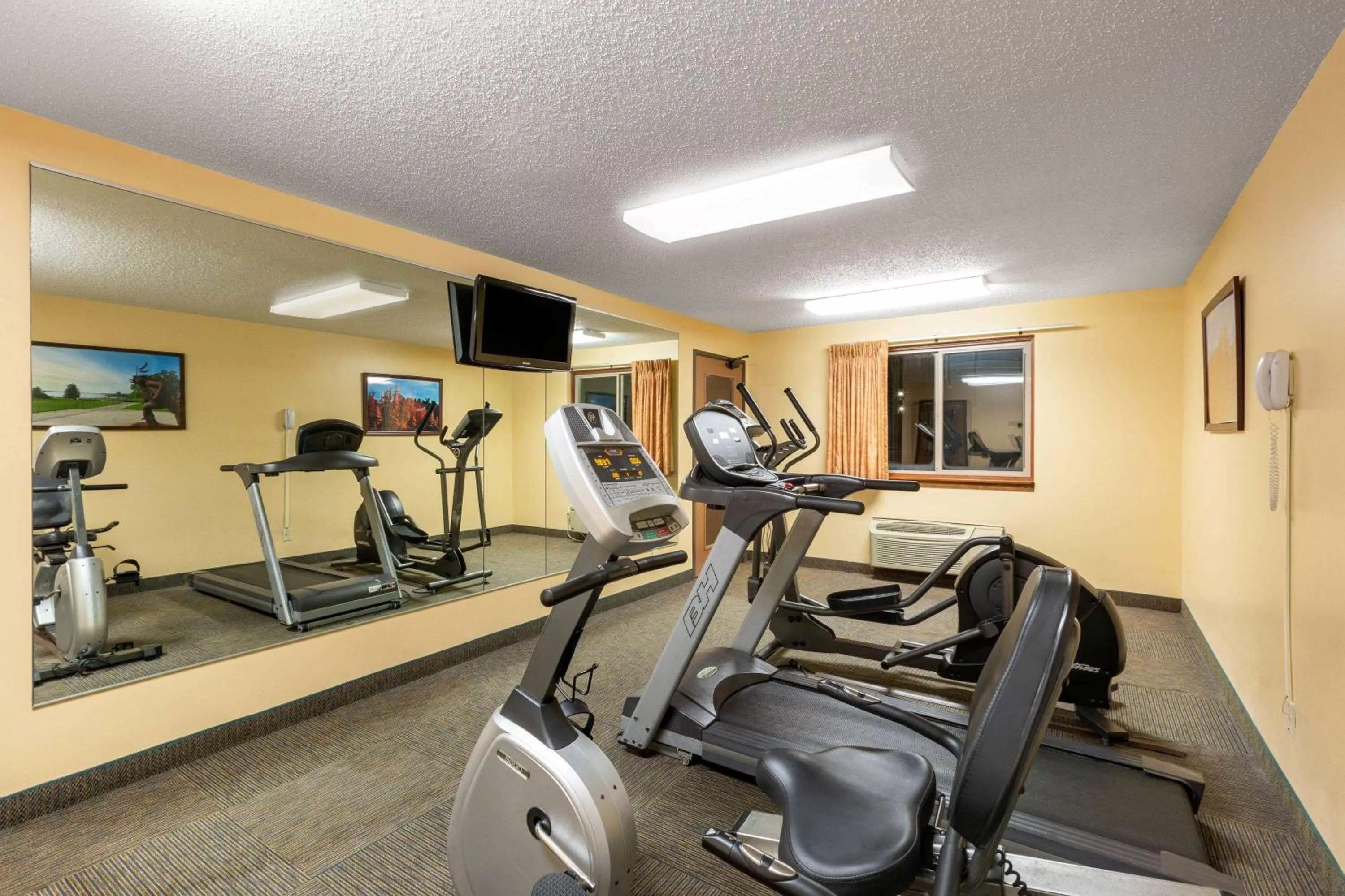 Fitness centre/facilities in Super 8 by Wyndham Bemidji MN