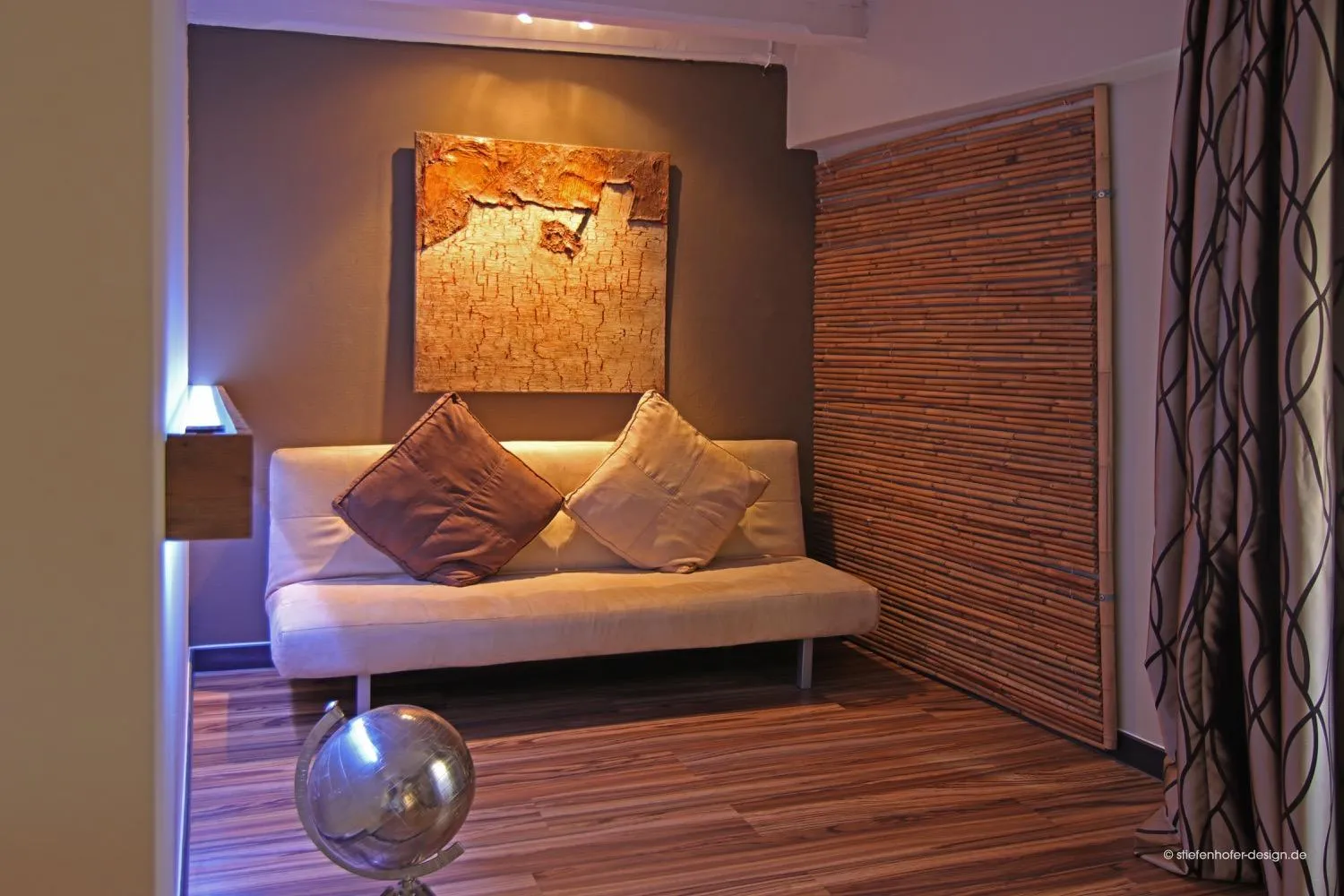 Seating area, Bed in Elements Hotel