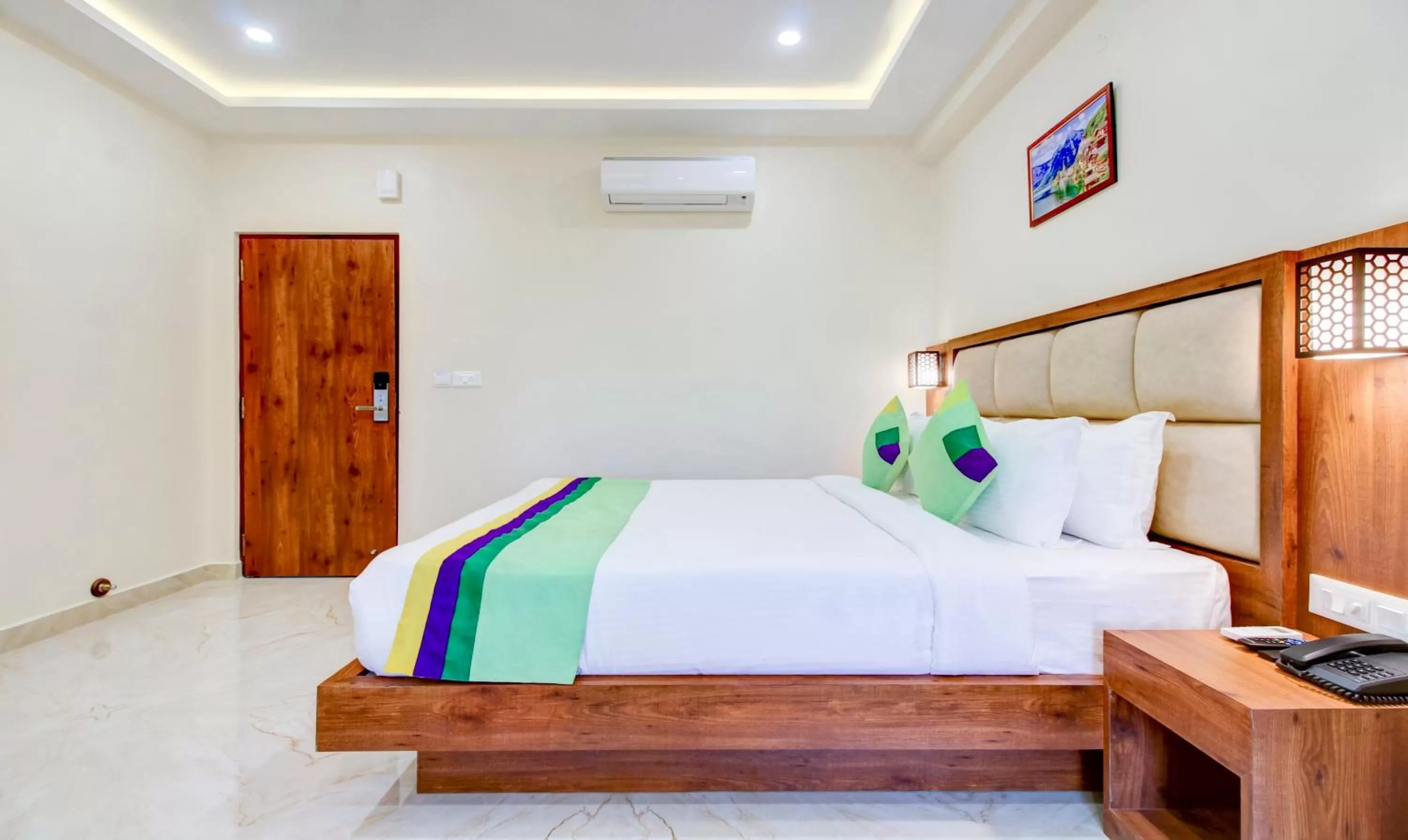 Bedroom, Bed in Treebo The Meridian, 10 Mins To Mahatma Gandhi Park