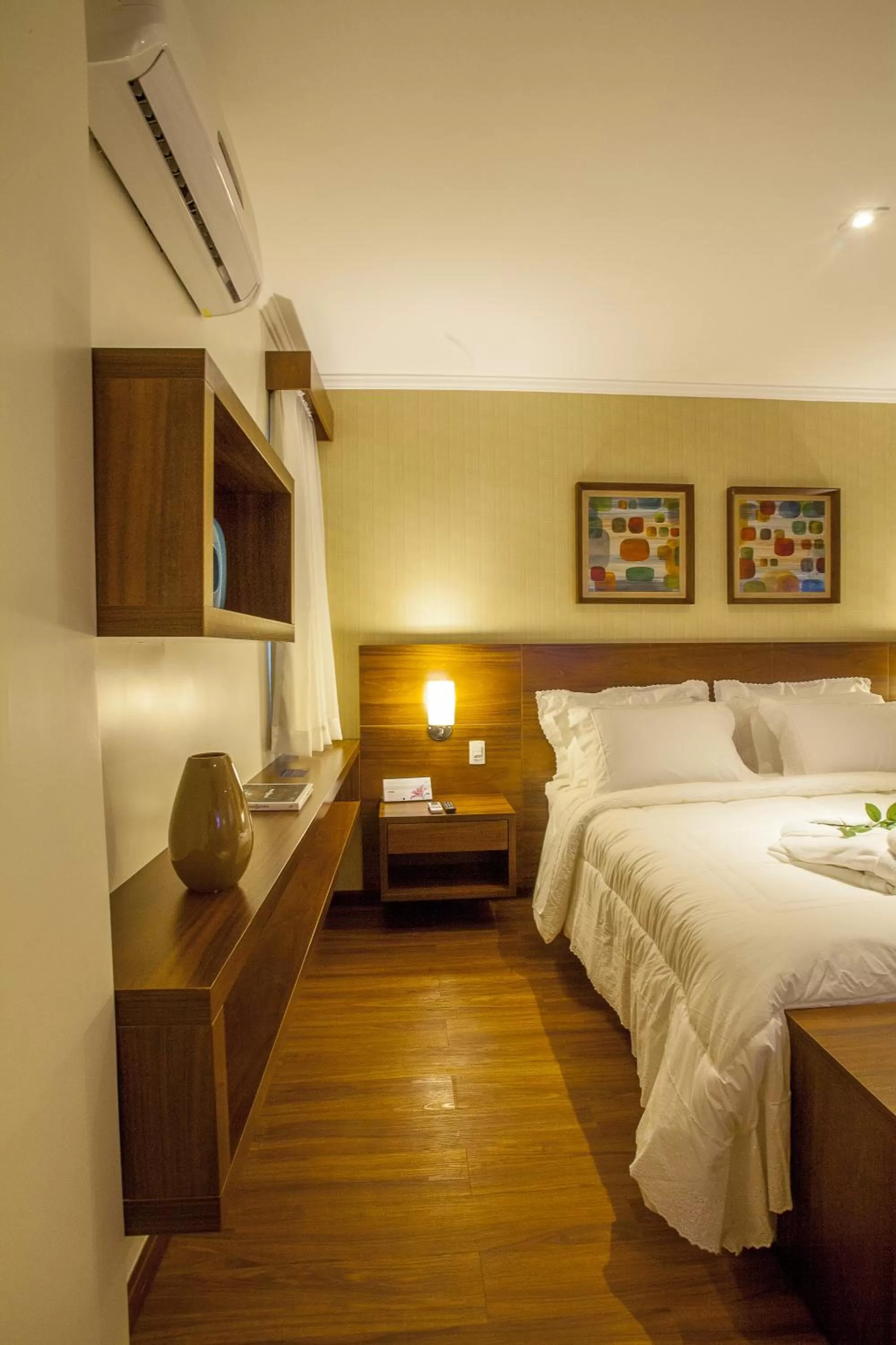 Photo of the whole room, Bed in São Carlos Marklin Suítes