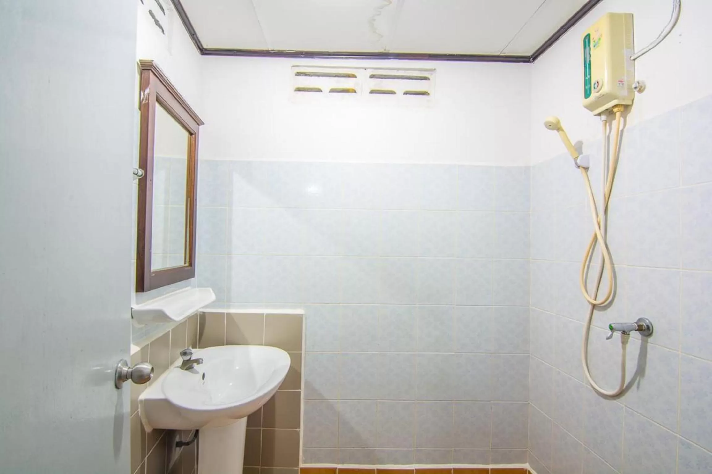 Bathroom in Sutus Court 3