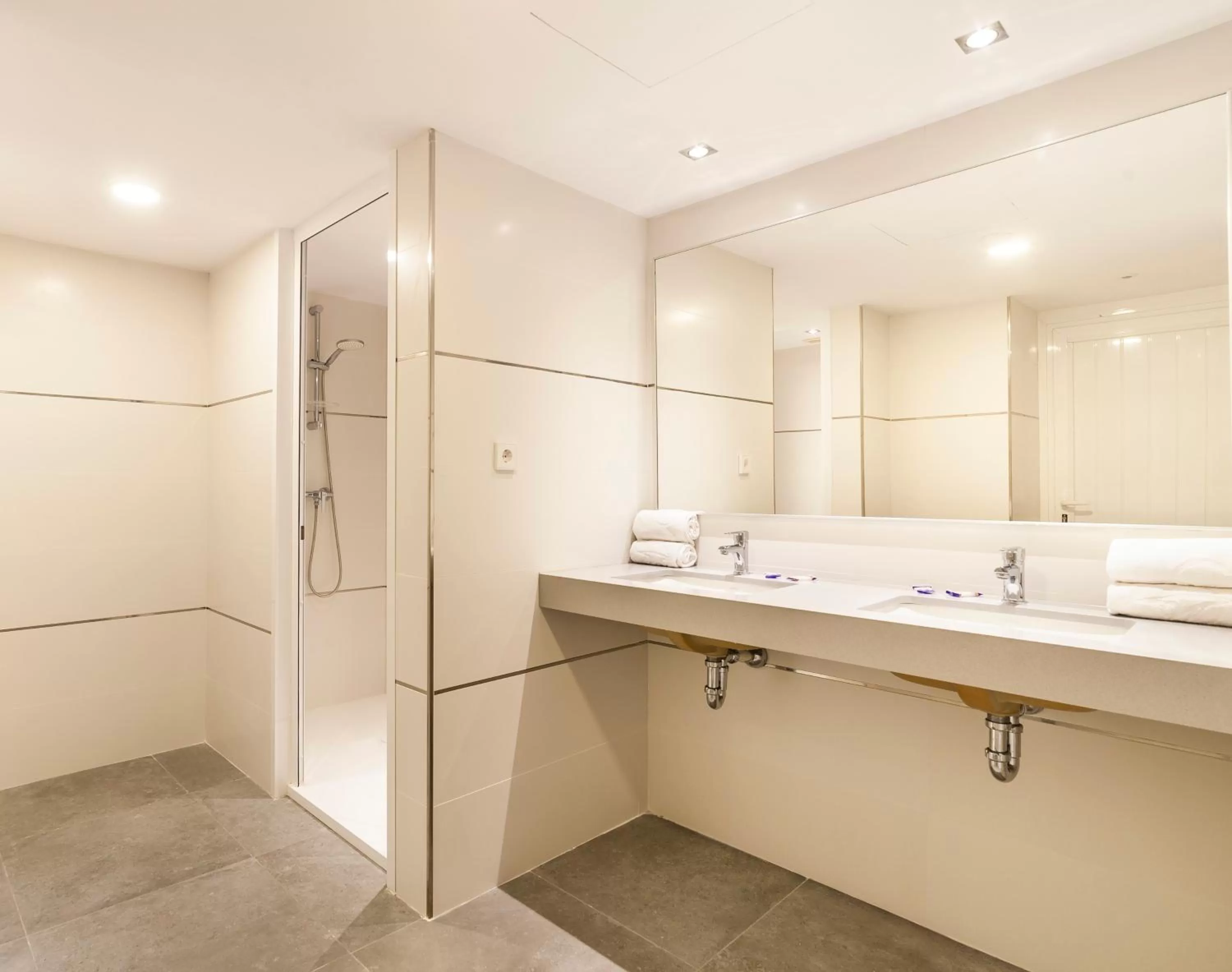 Cycling in Globales Mimosa