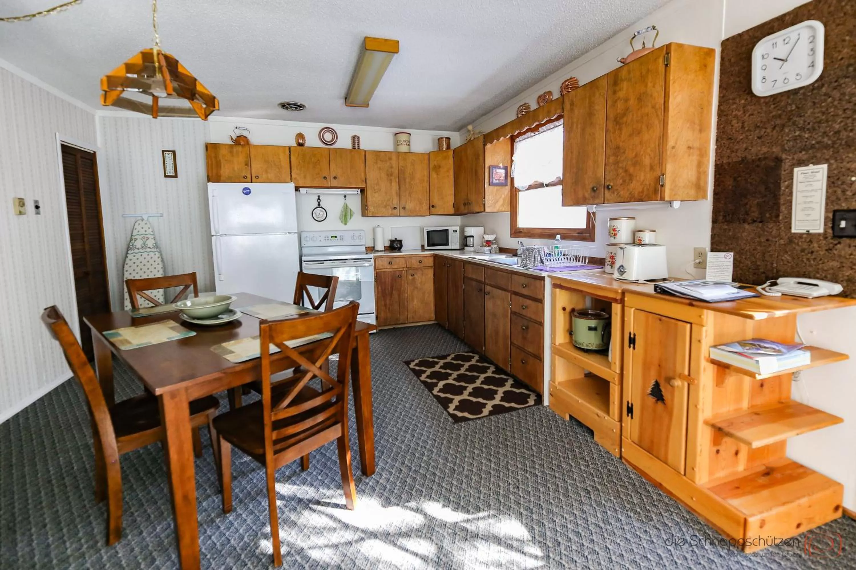Kitchen or kitchenette in The Pines Country Inn