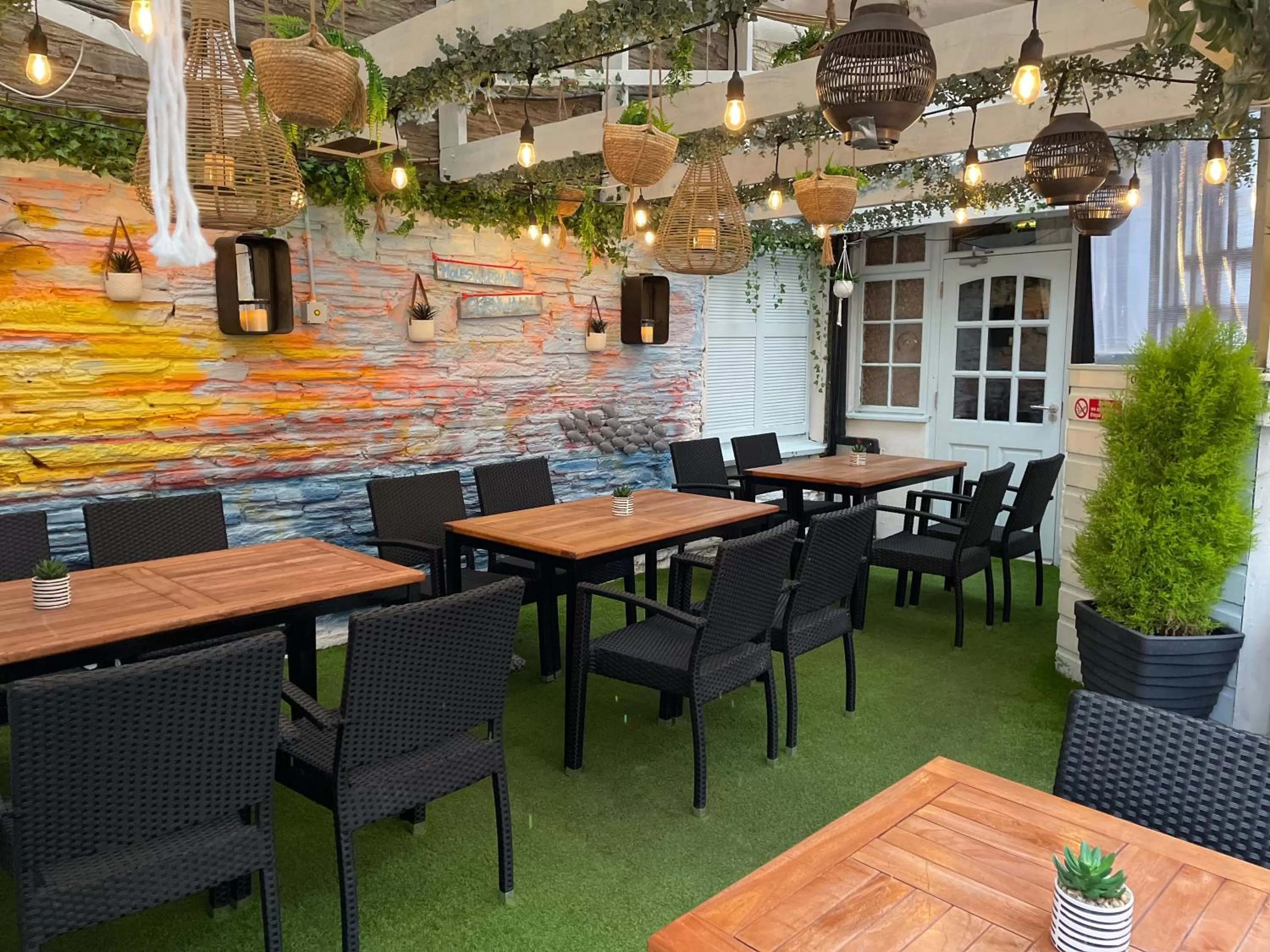 Restaurant/places to eat in Molesworth Arms