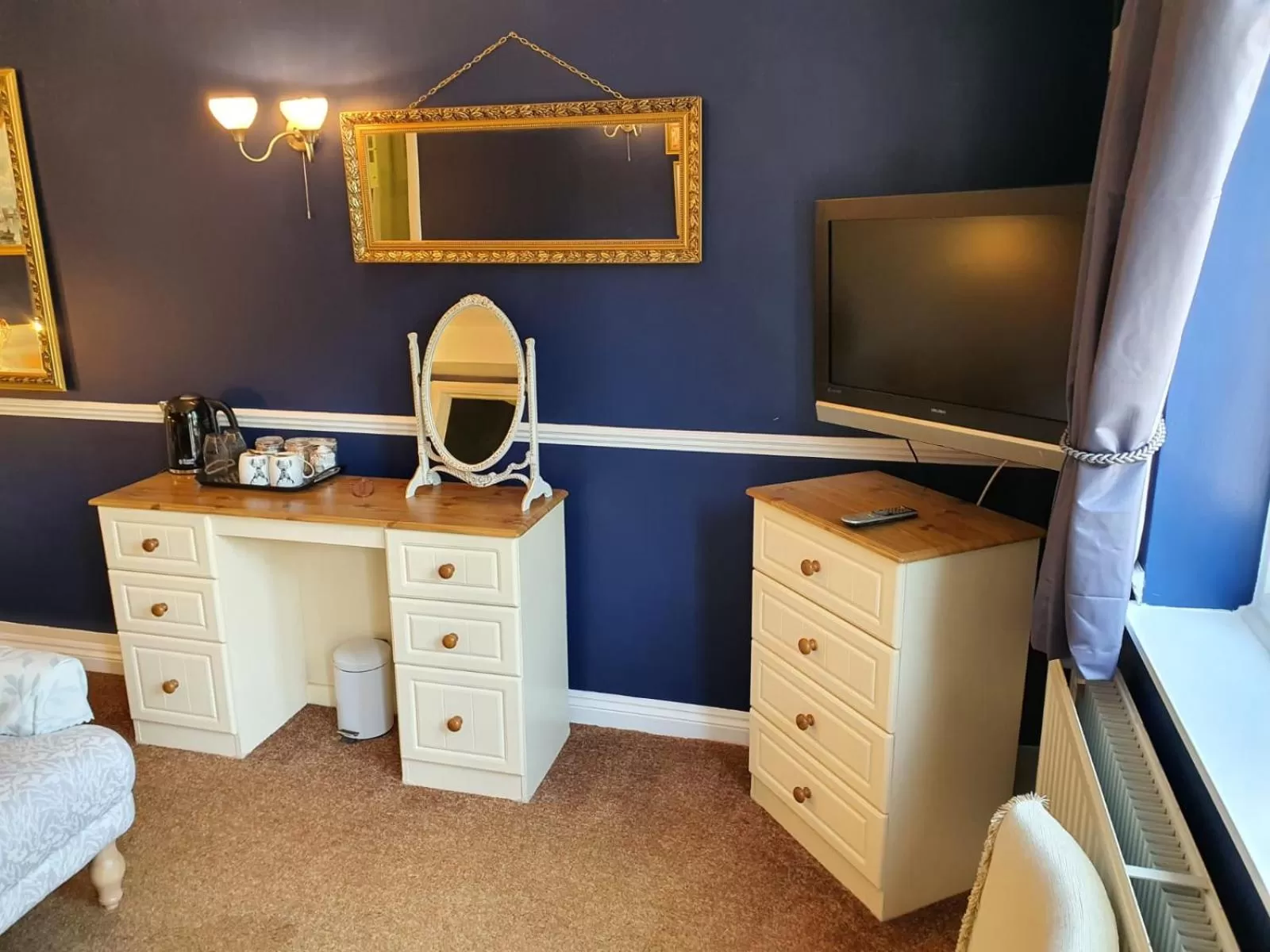 Bedroom, TV/Entertainment Center in The Snooty Fox