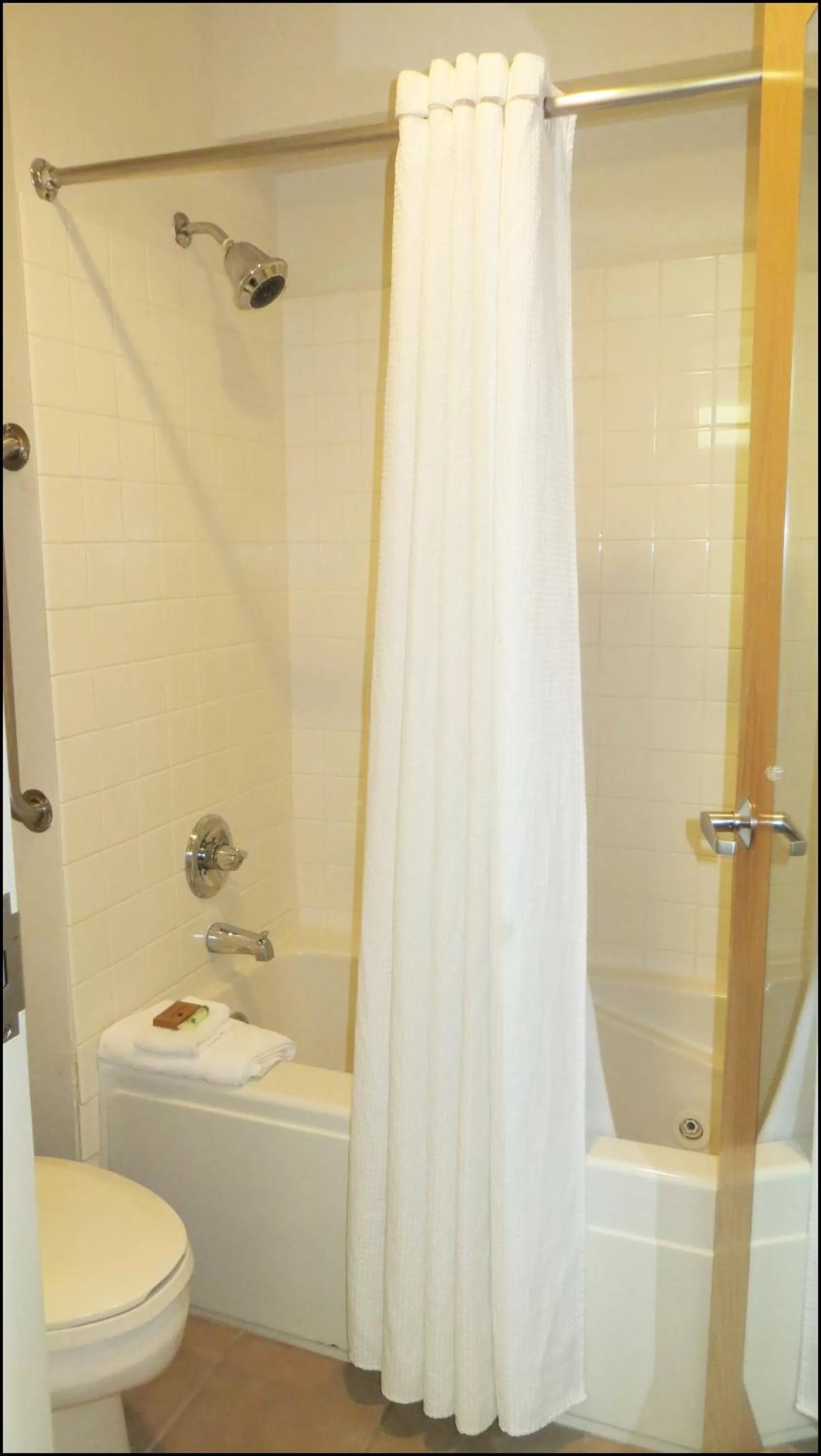 Bathroom in Peppermill Empress Inn