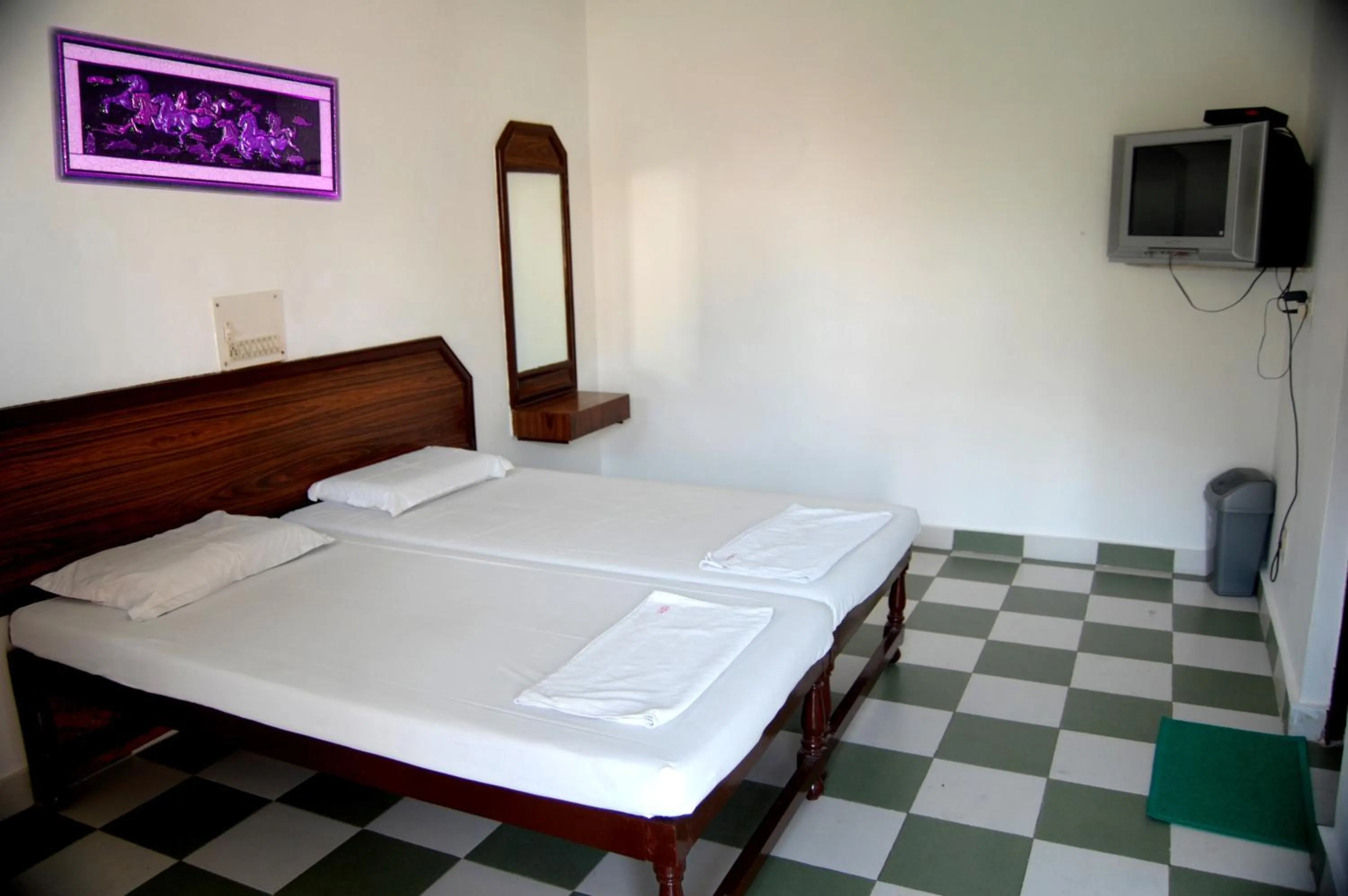 Bed in Hotel Sidhartha Walking Distance From TajMahal