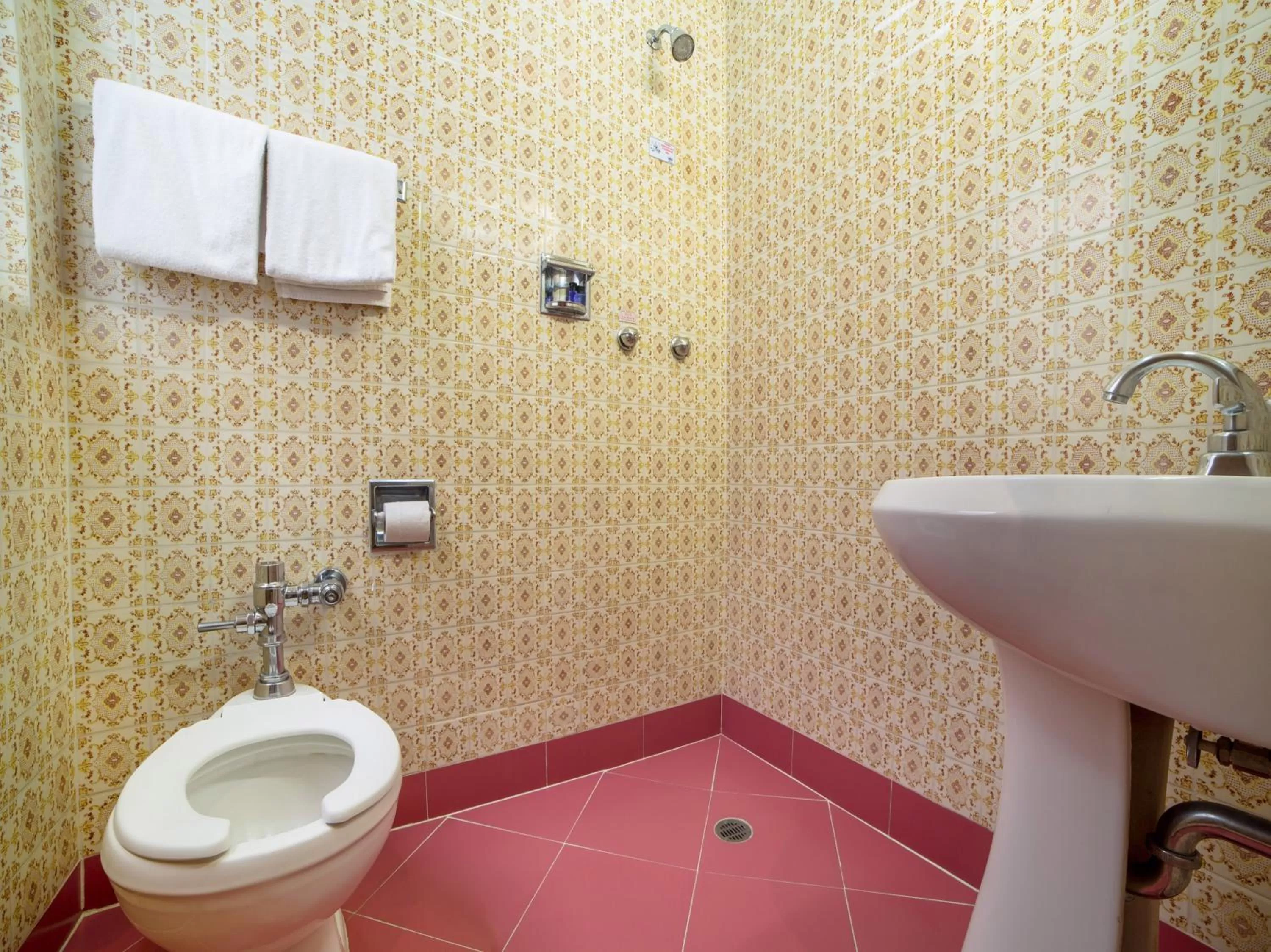 Bathroom in Hotel Monarca