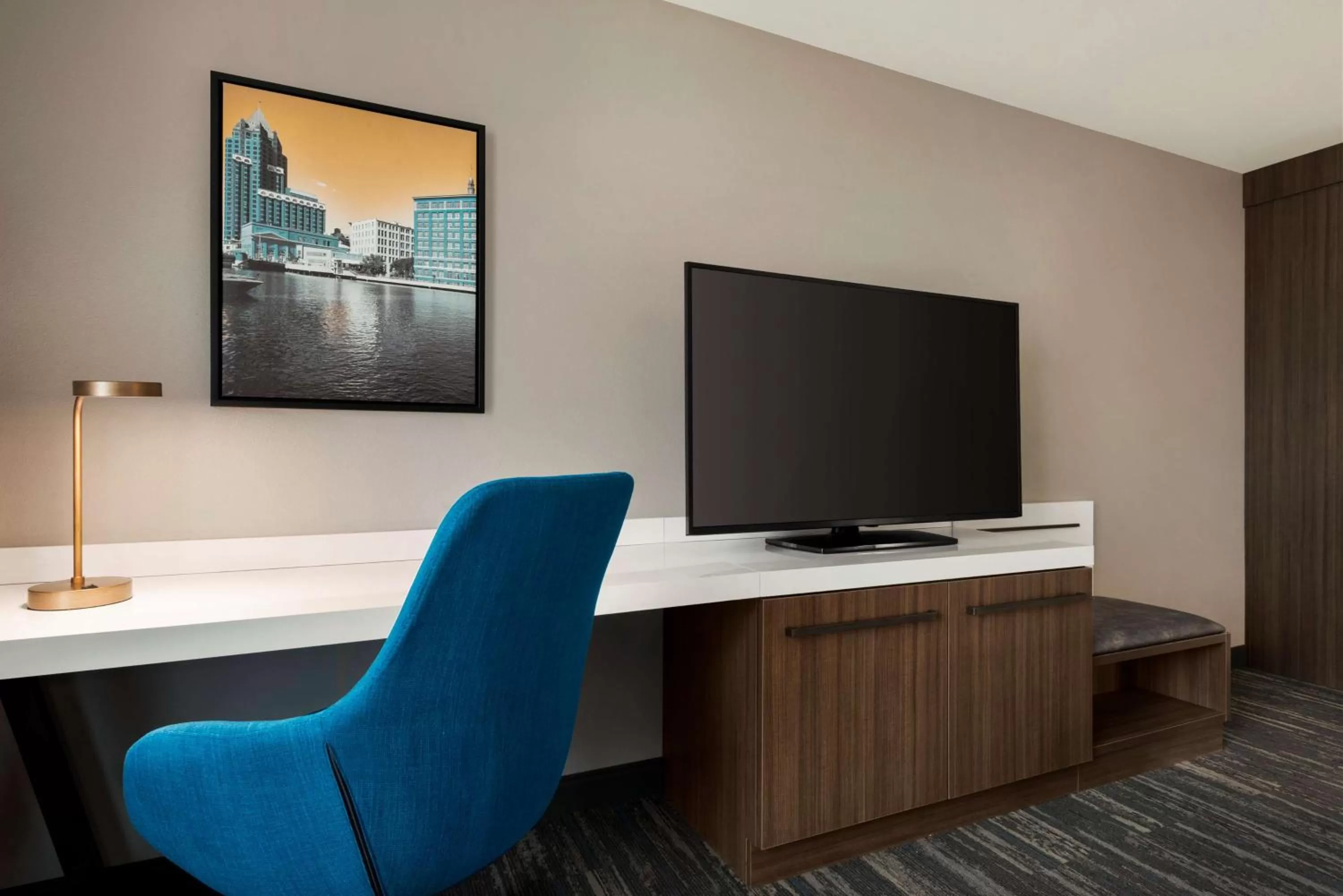 Bedroom in Hilton Garden Inn Milwaukee Brookfield Conference Center