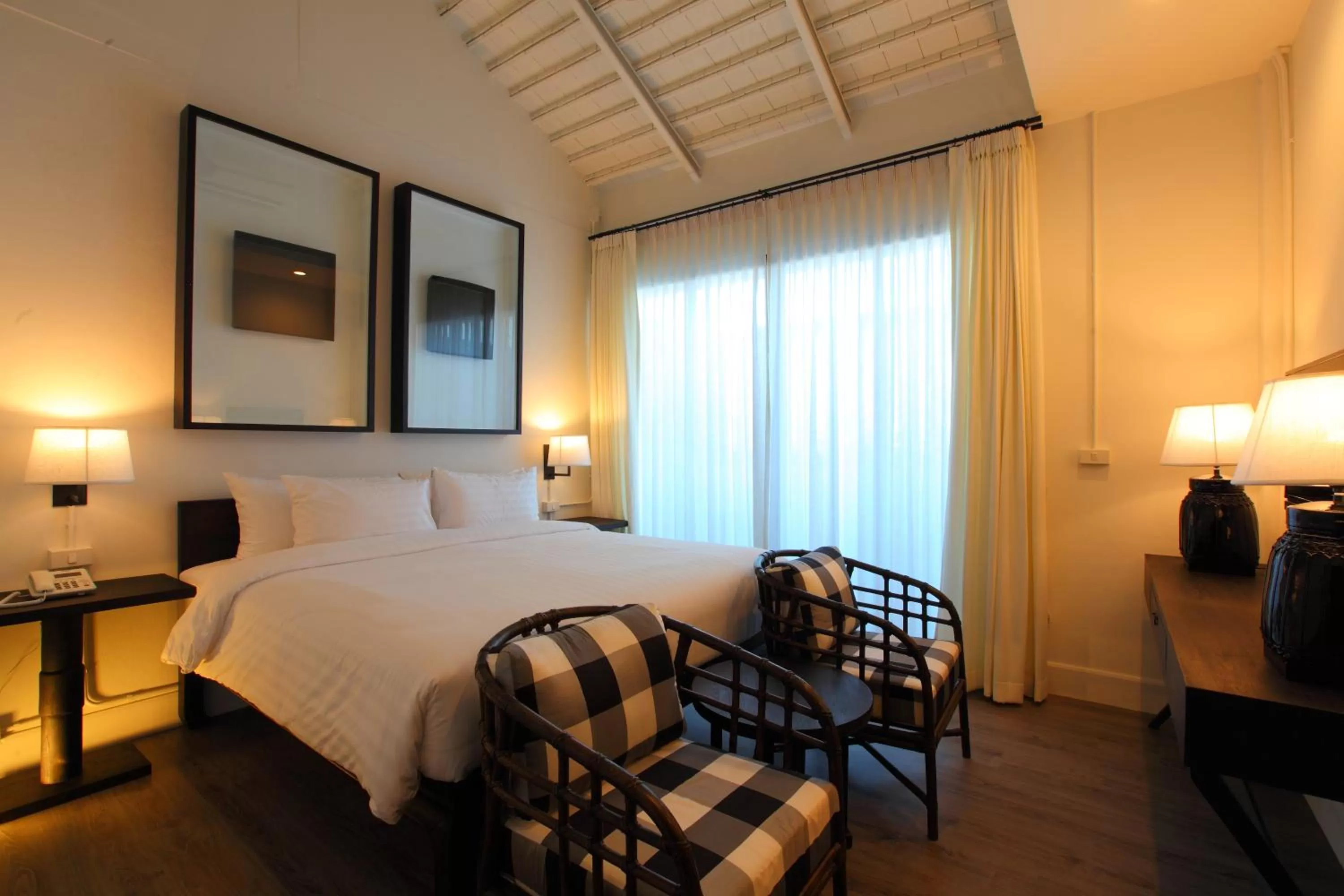 Bed in 99 The Gallery Hotel