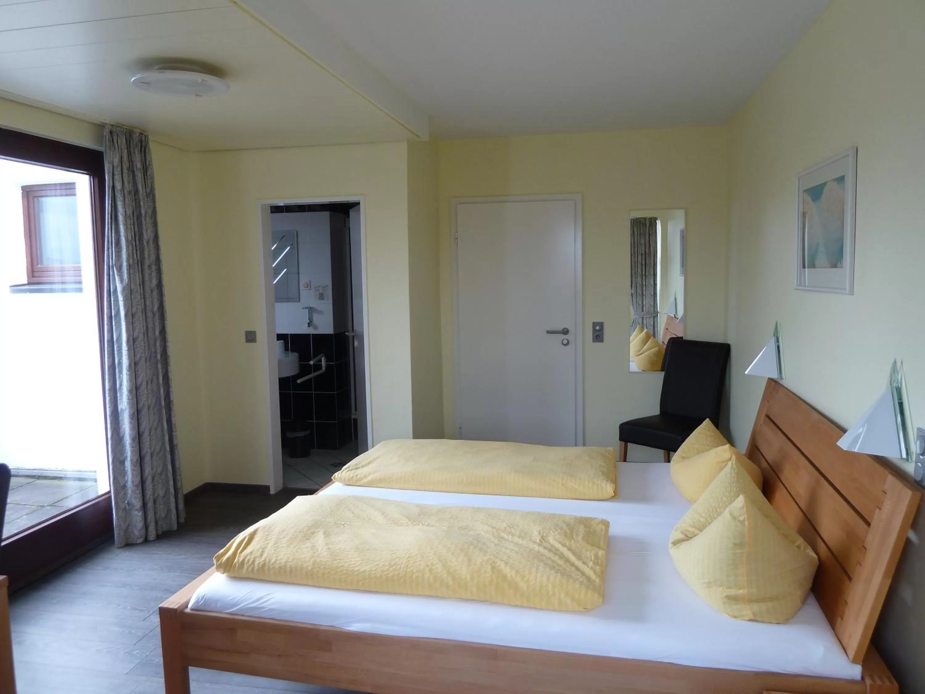 Photo of the whole room, Bed in Hotel am Schloss Broich