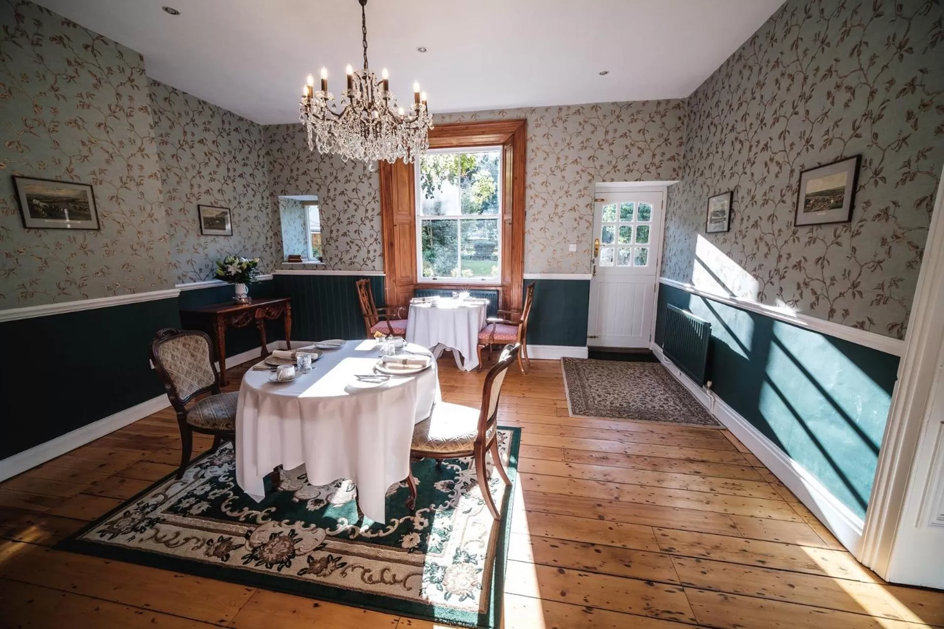 Restaurant/Places to Eat in West Layton Manor