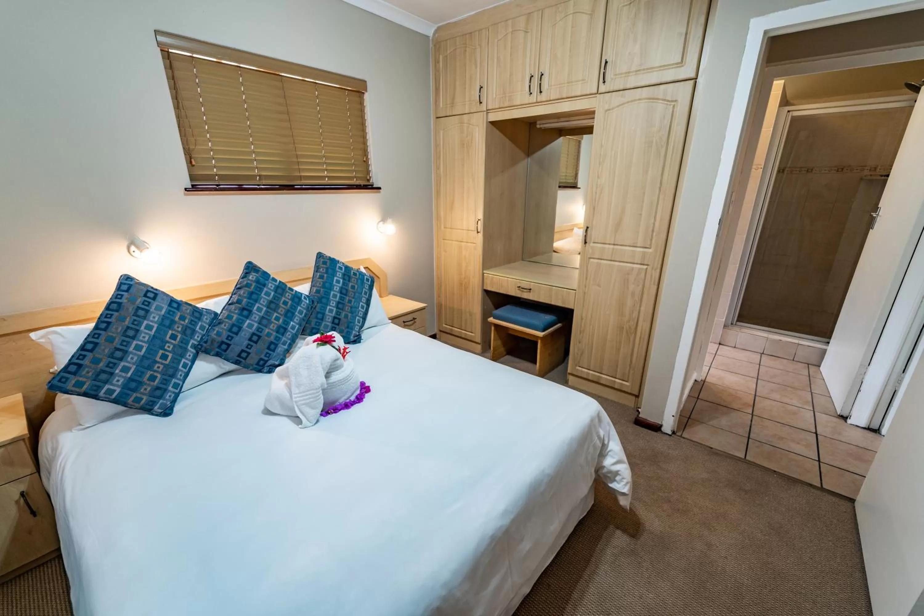 Photo of the whole room, Bed in Gooderson Knysna Chalets