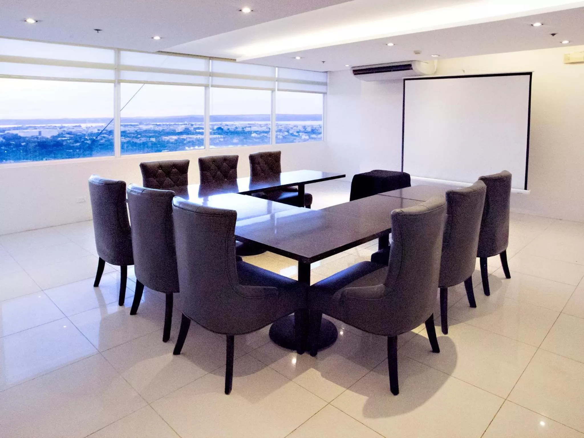 Restaurant/places to eat in Injap Tower Hotel