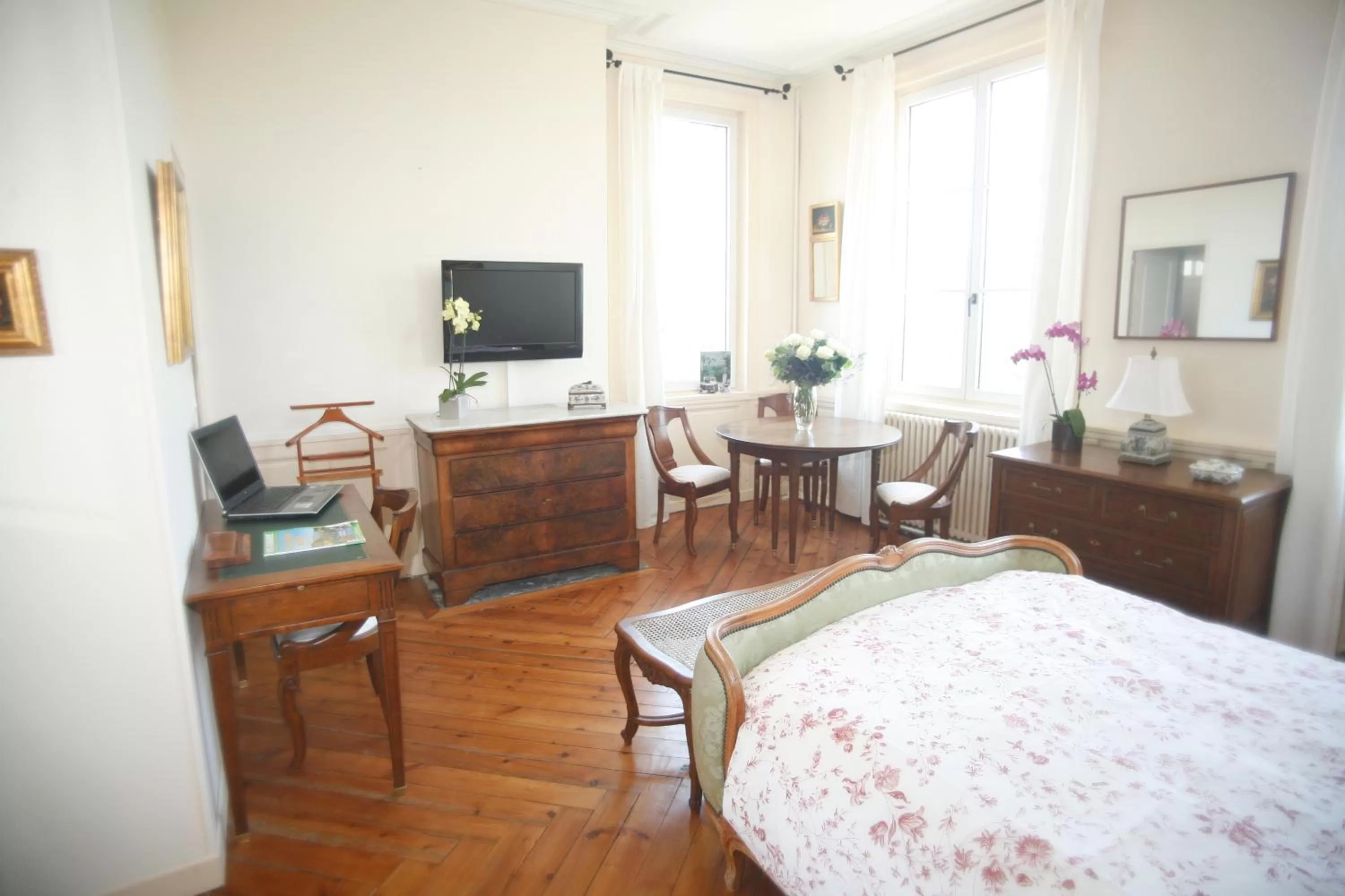 Photo of the whole room in Chambres d'hotes Autour de la Rose