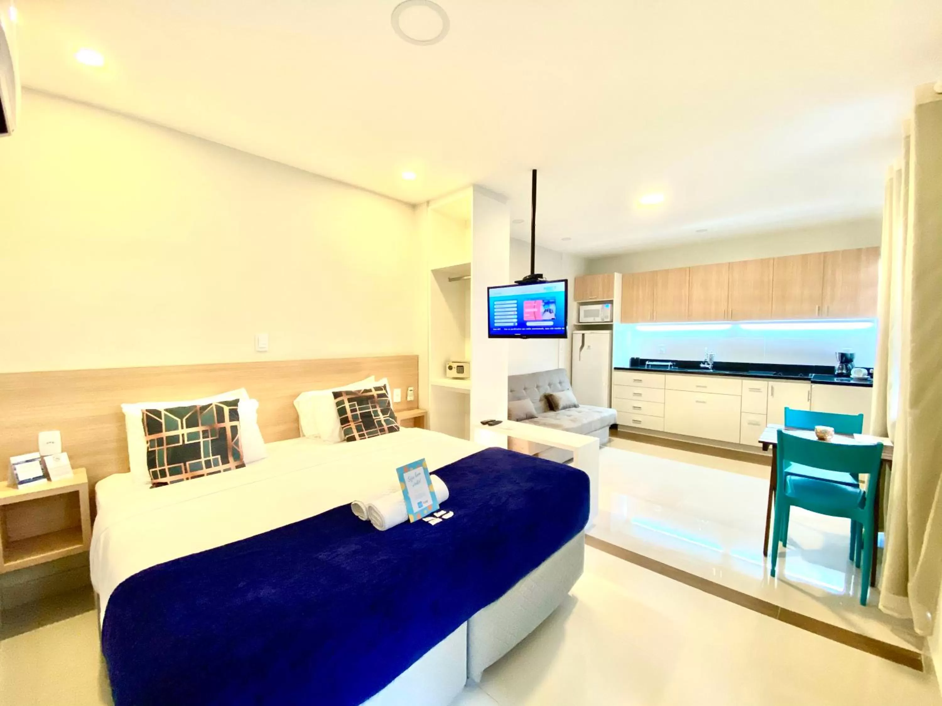 Photo of the whole room, Bed in Injoy Suítes & Aparts