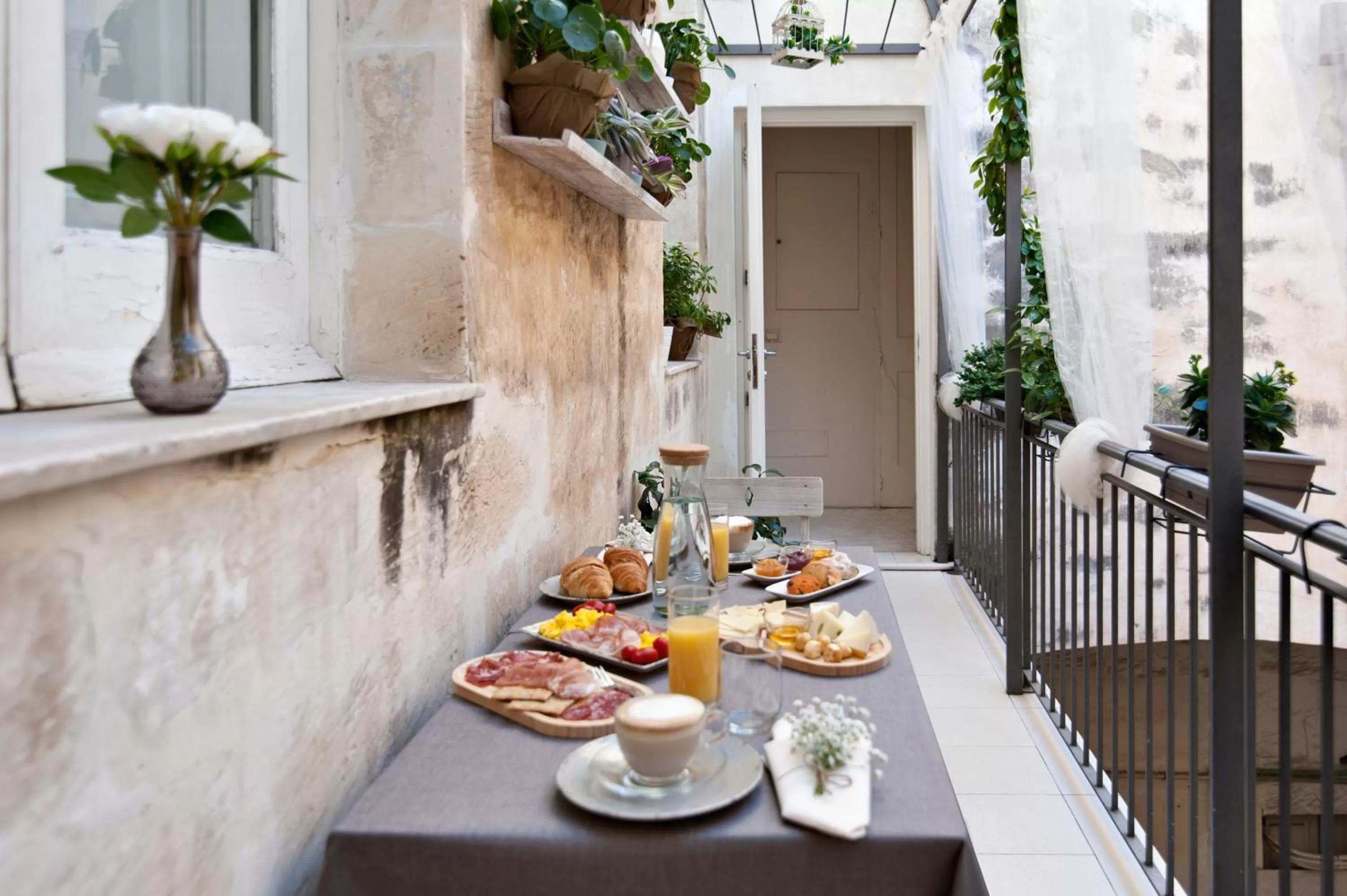 Patio in Casa di Lo Suites
