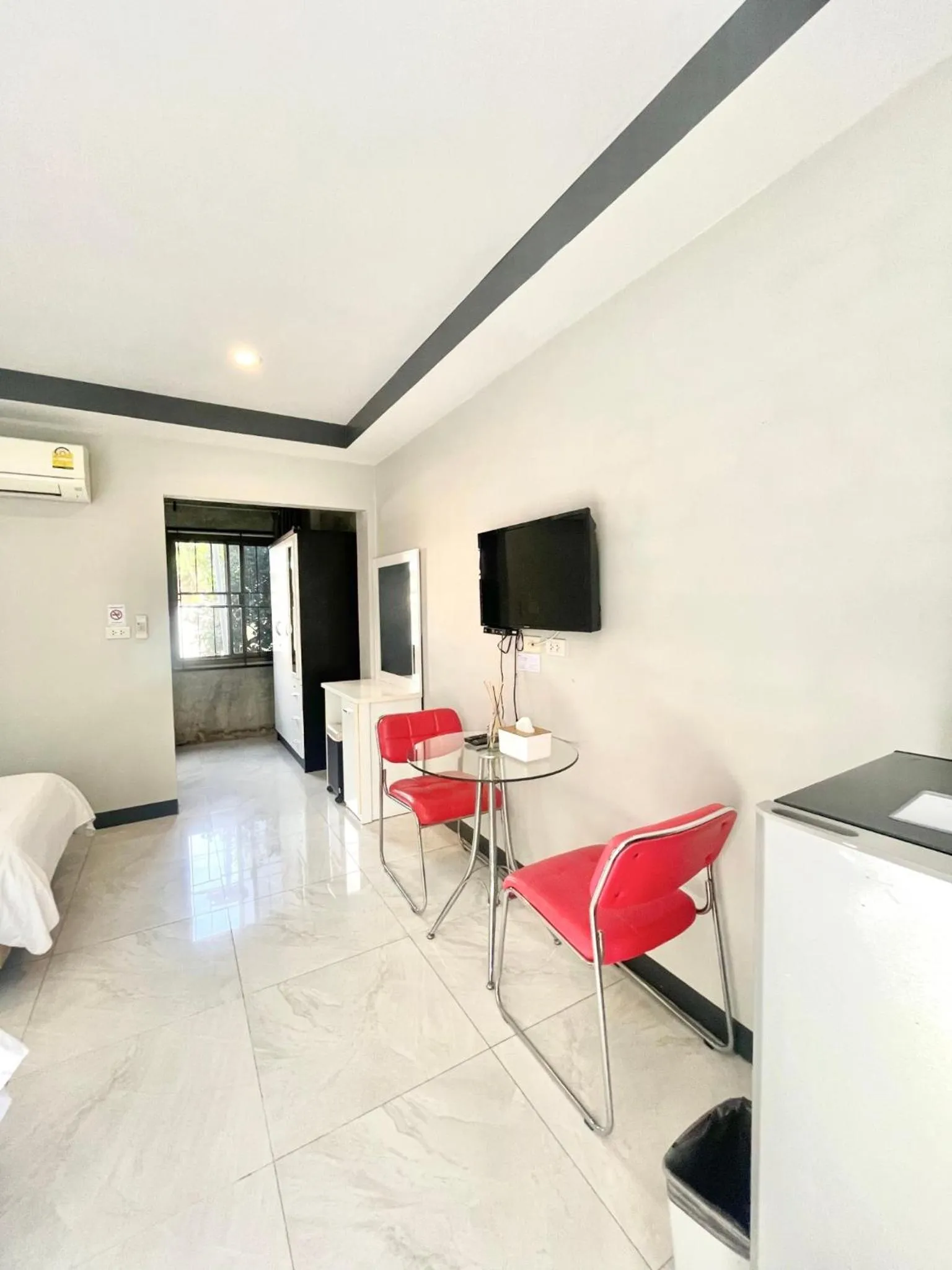 Photo of the whole room in Smaids Room