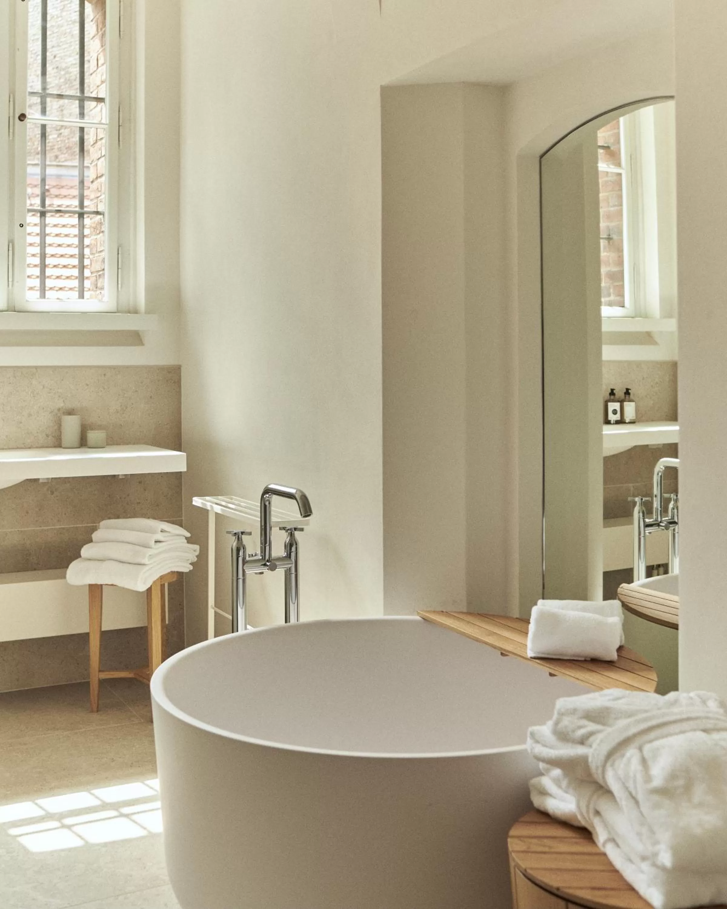 Bathroom, Bed in Wilmina Hotel