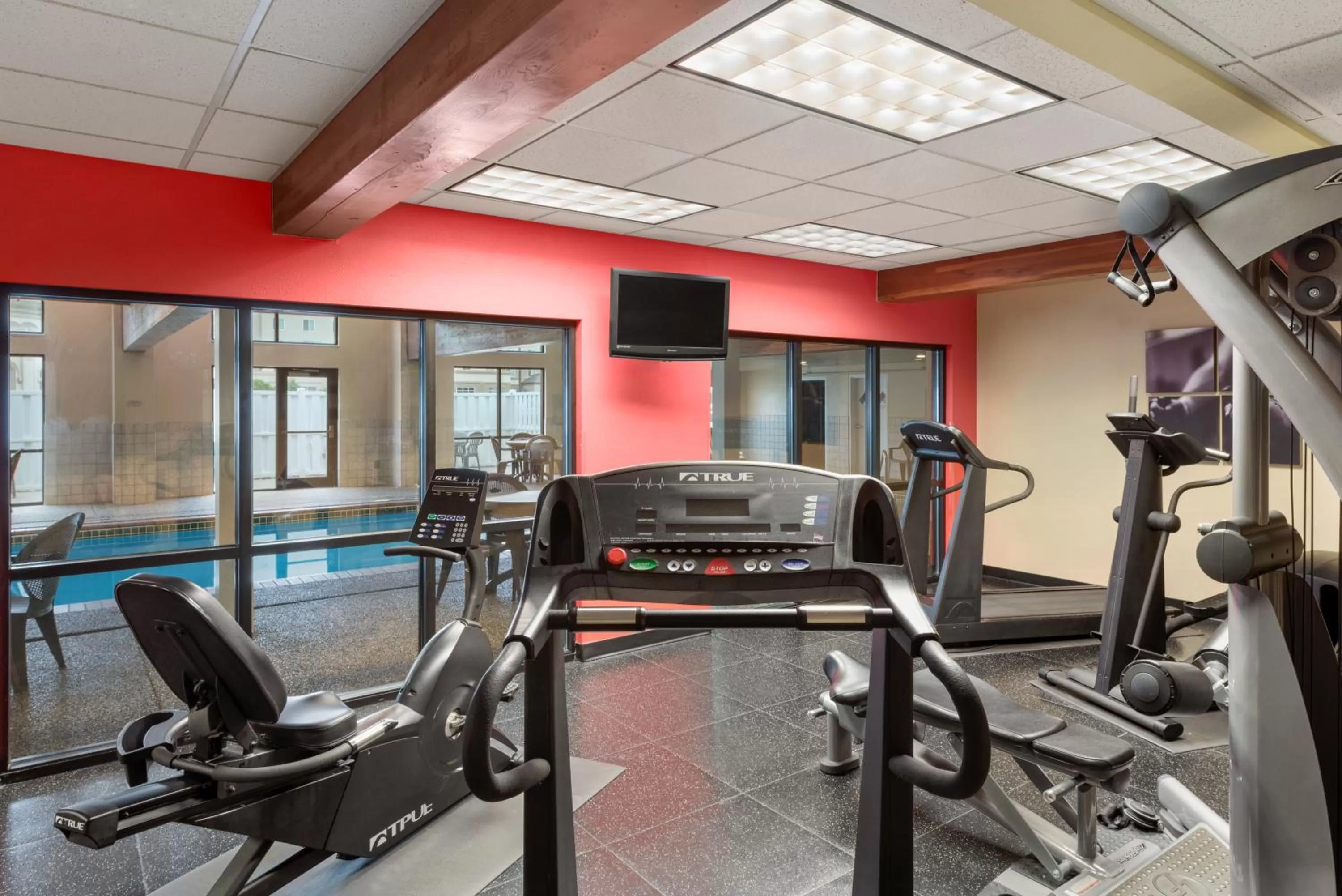 Fitness centre/facilities in Country Inn & Suites by Radisson, Council Bluffs, IA