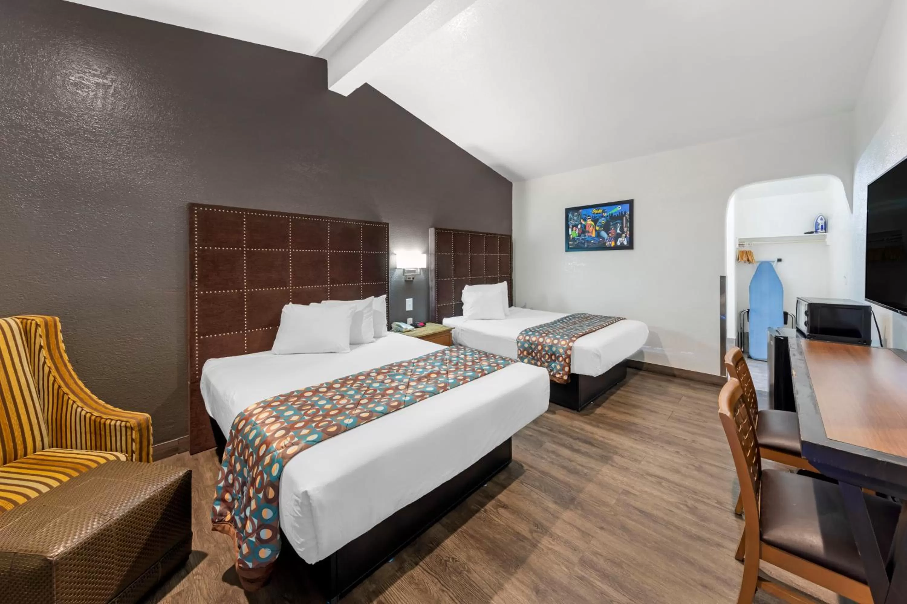 Photo of the whole room, Bed in Anaheim Discovery Inn and Suites