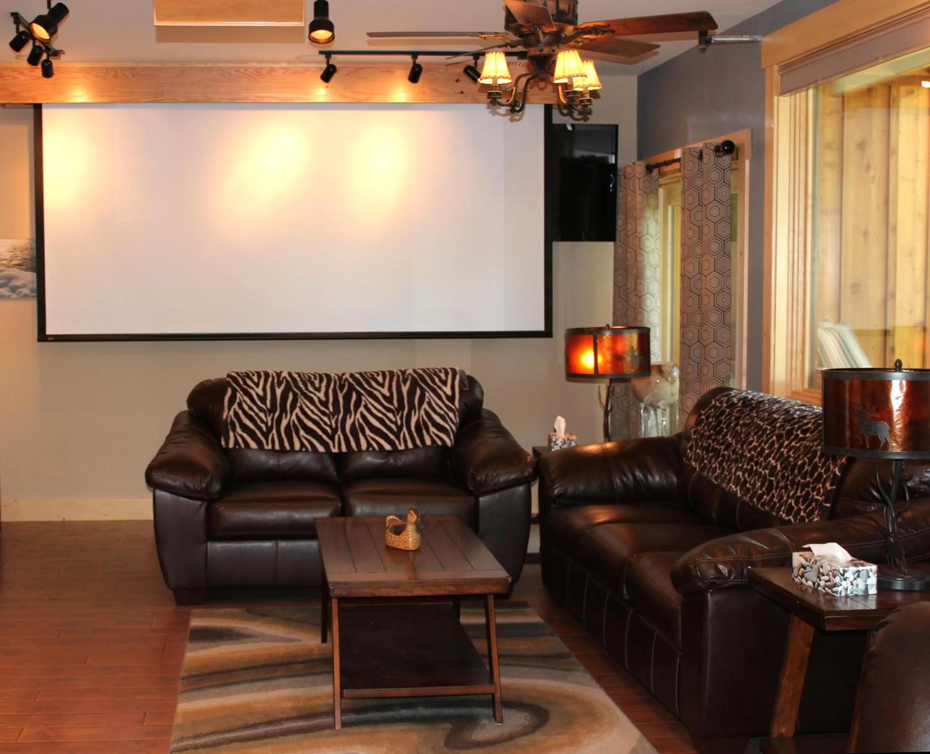Communal lounge/ TV room in Twisp River Suites