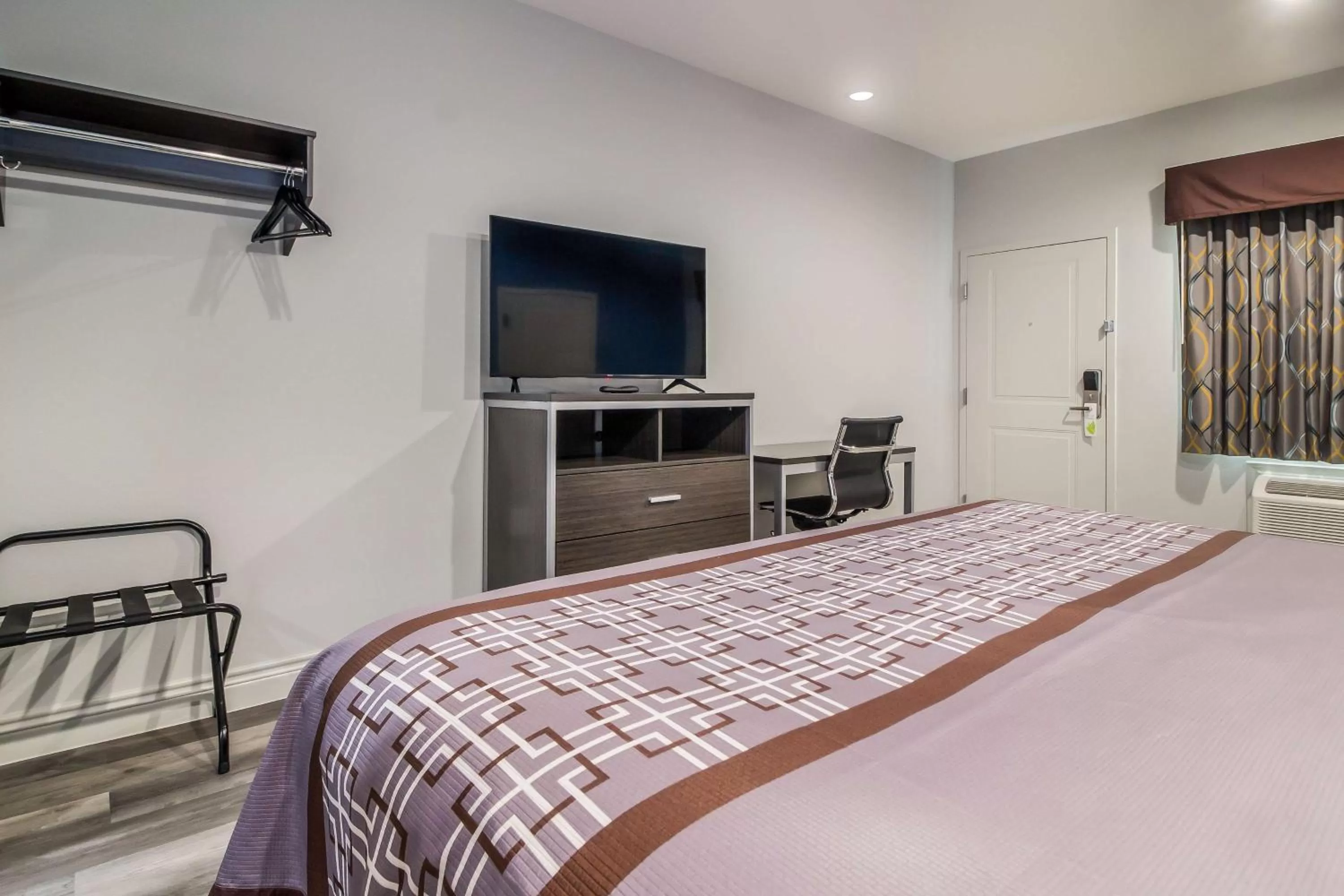 Photo of the whole room, Bed in Studio 6 Deer Park, Tx