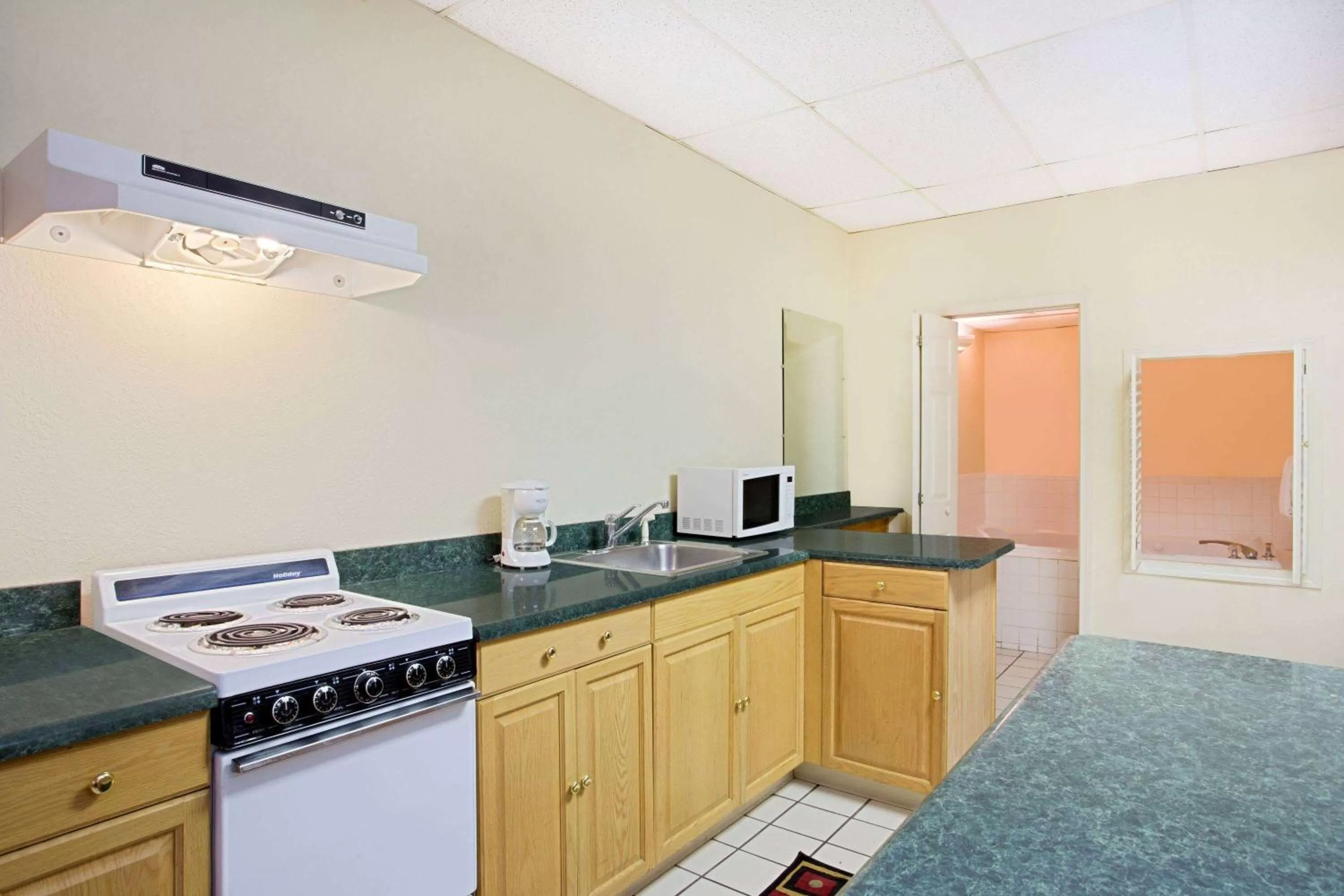 TV and multimedia in Bristol Parkway inn