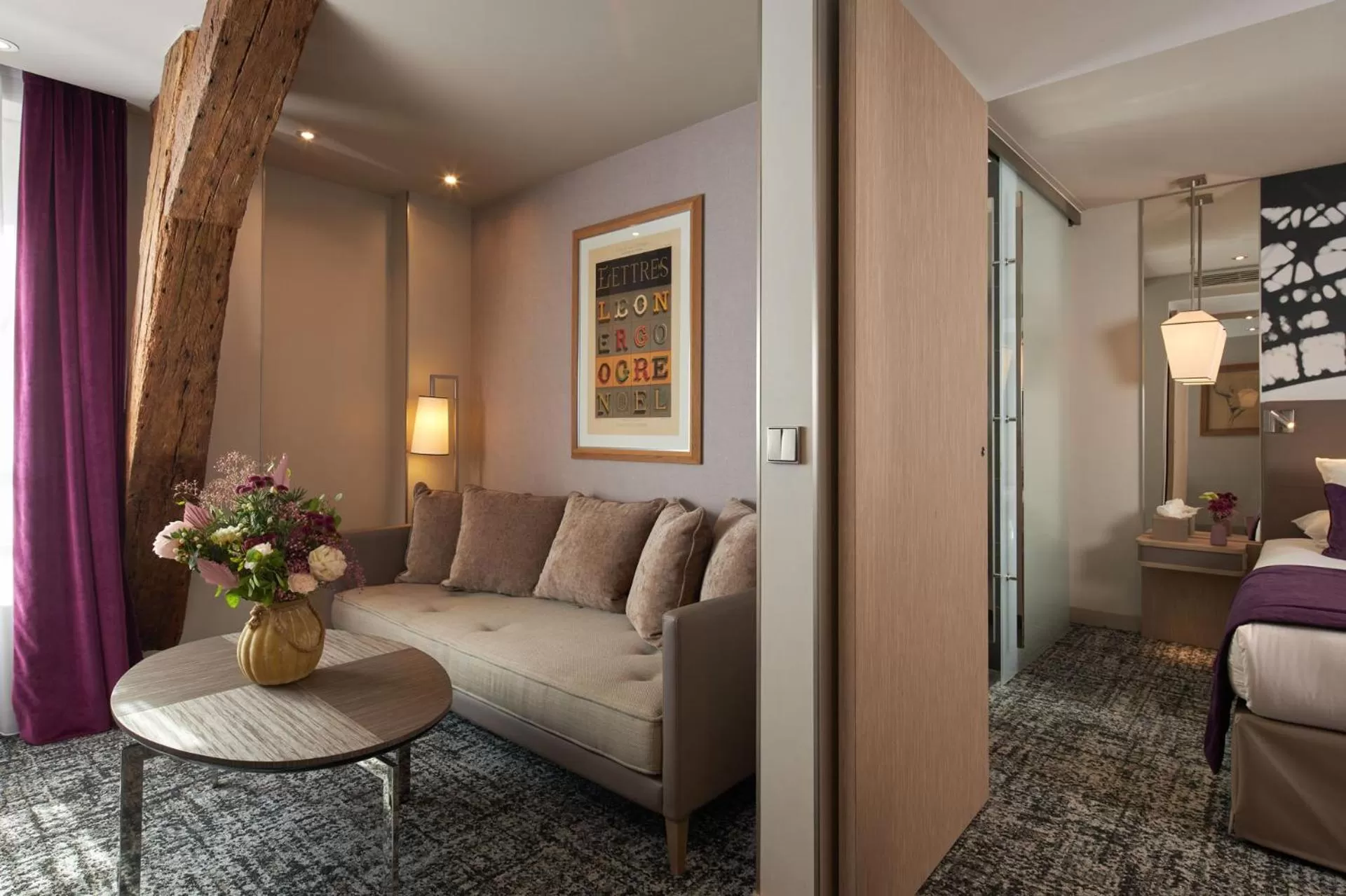 Living room in Hotel La Lanterne & Spa By Timhotel