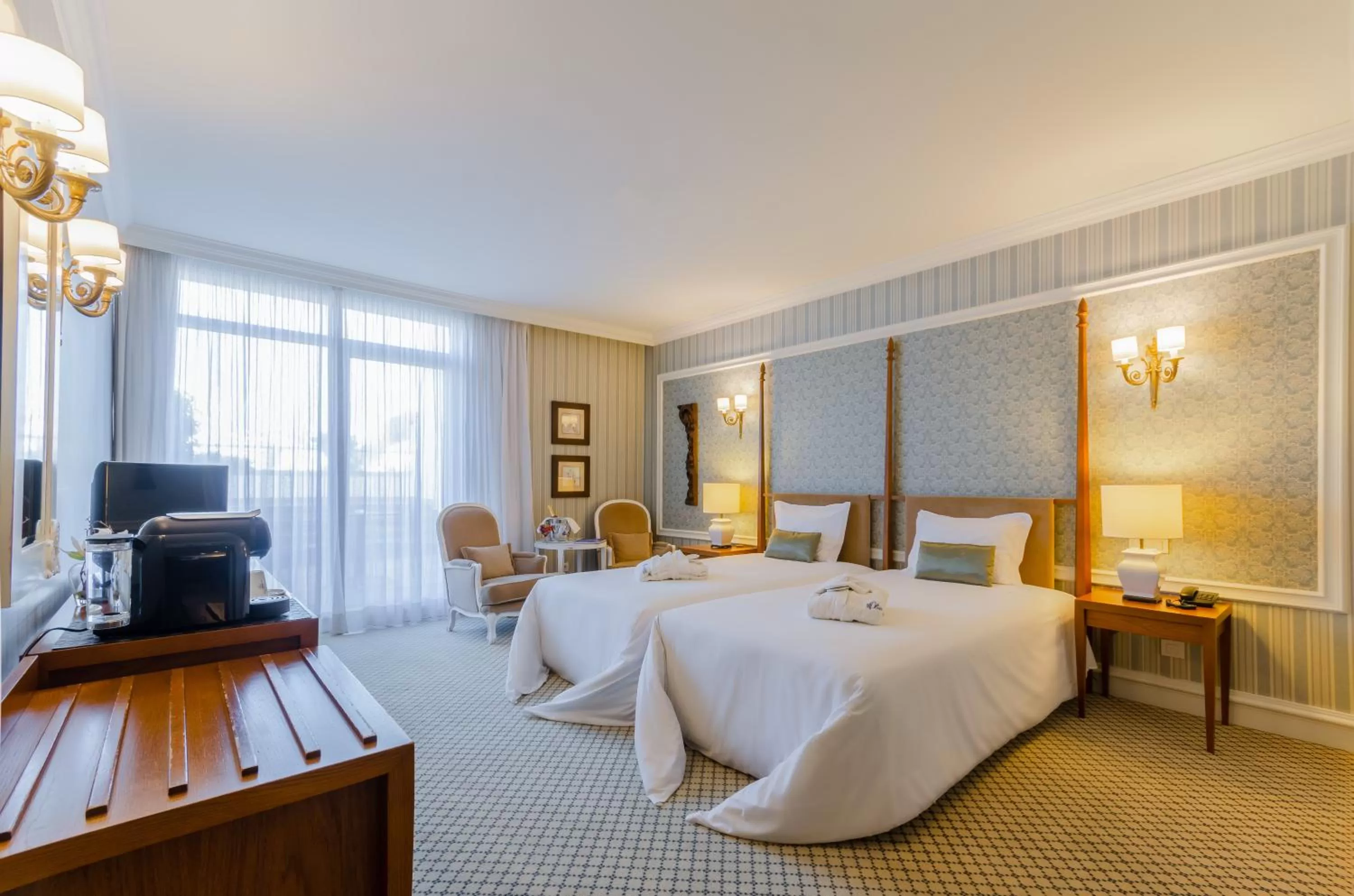 Photo of the whole room, Bed in Olissippo Castelo