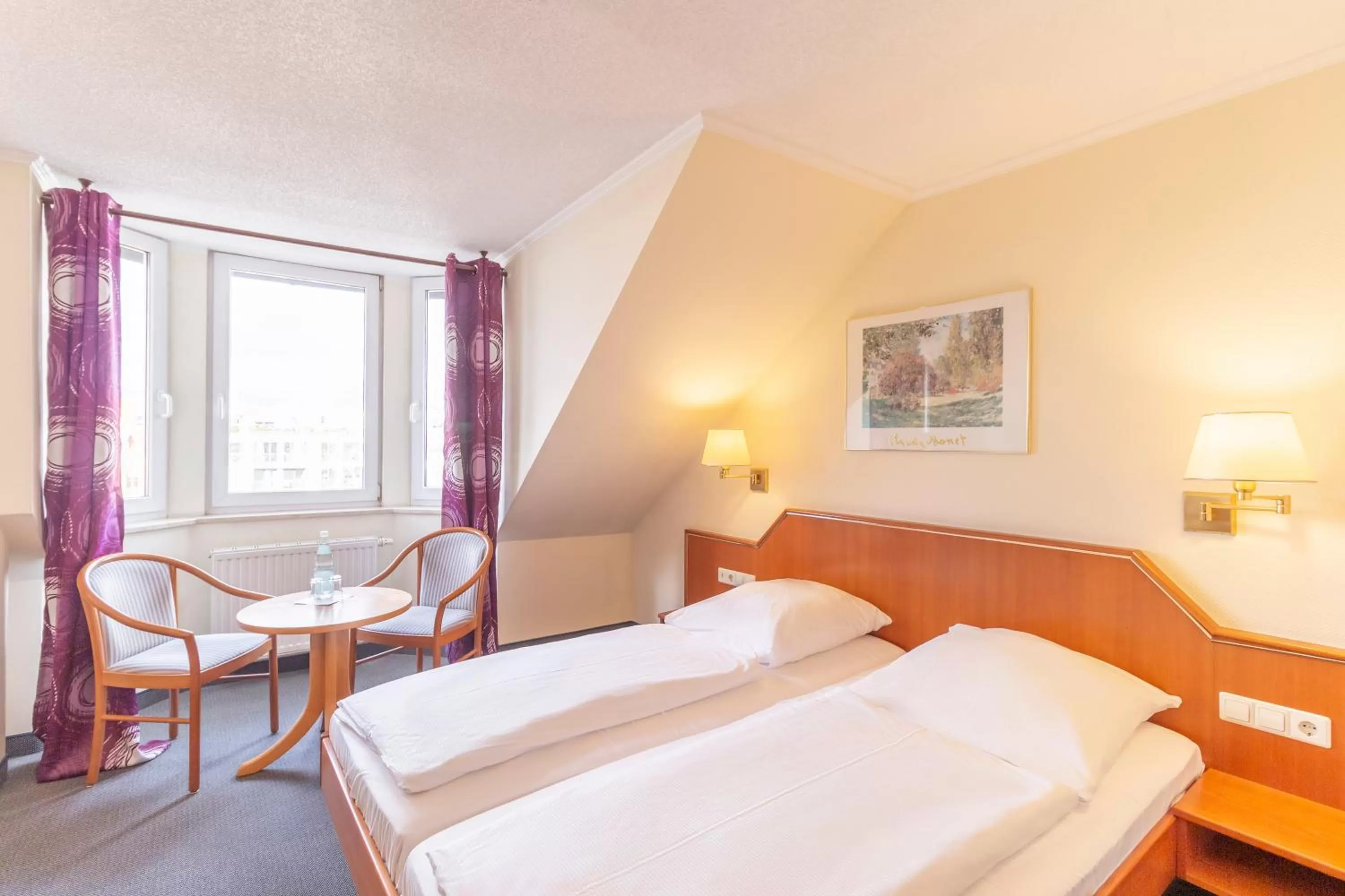 Seating area, Bed in Hotel Markgraf Leipzig