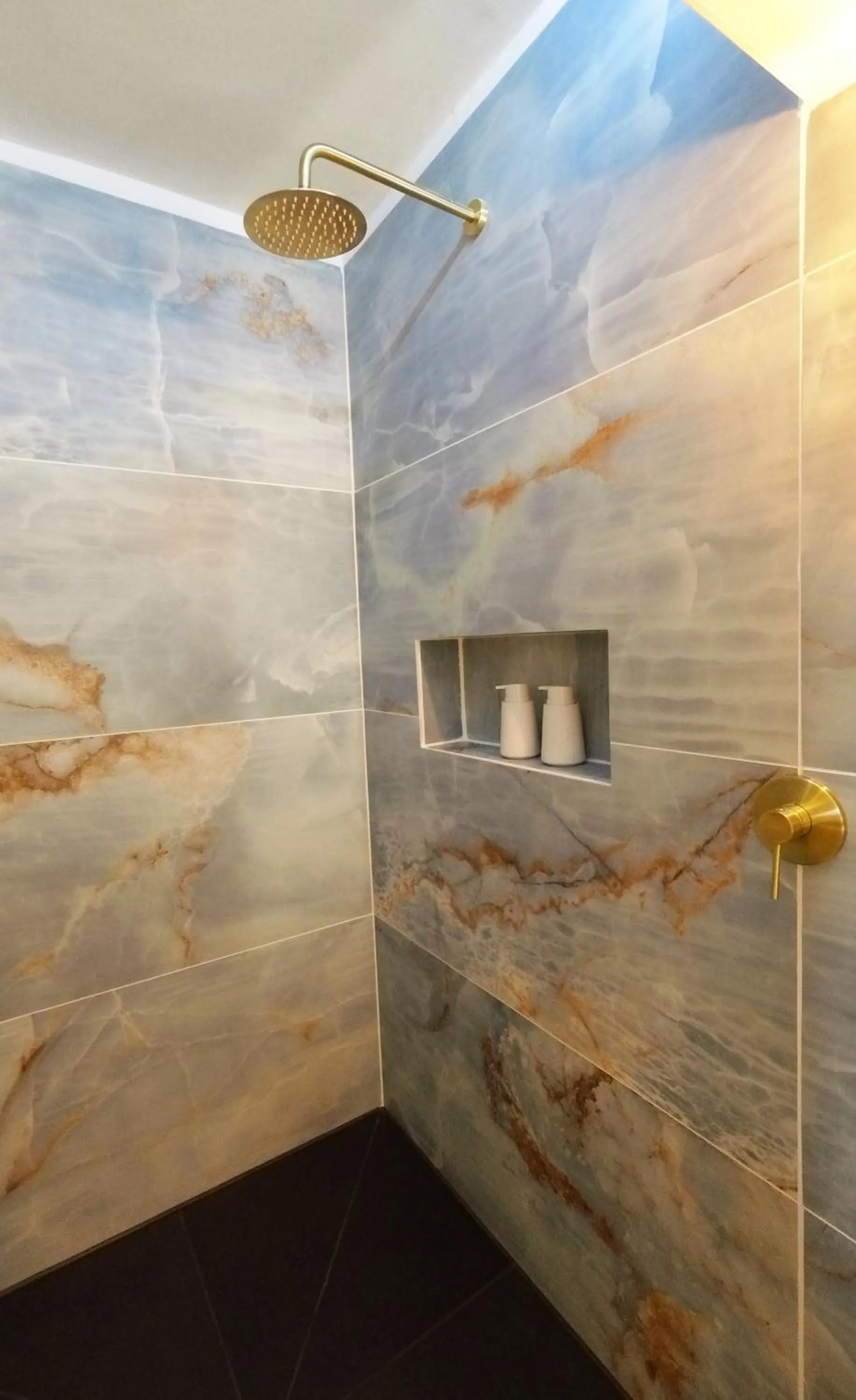 Shower in Dolphin Inn Guesthouse