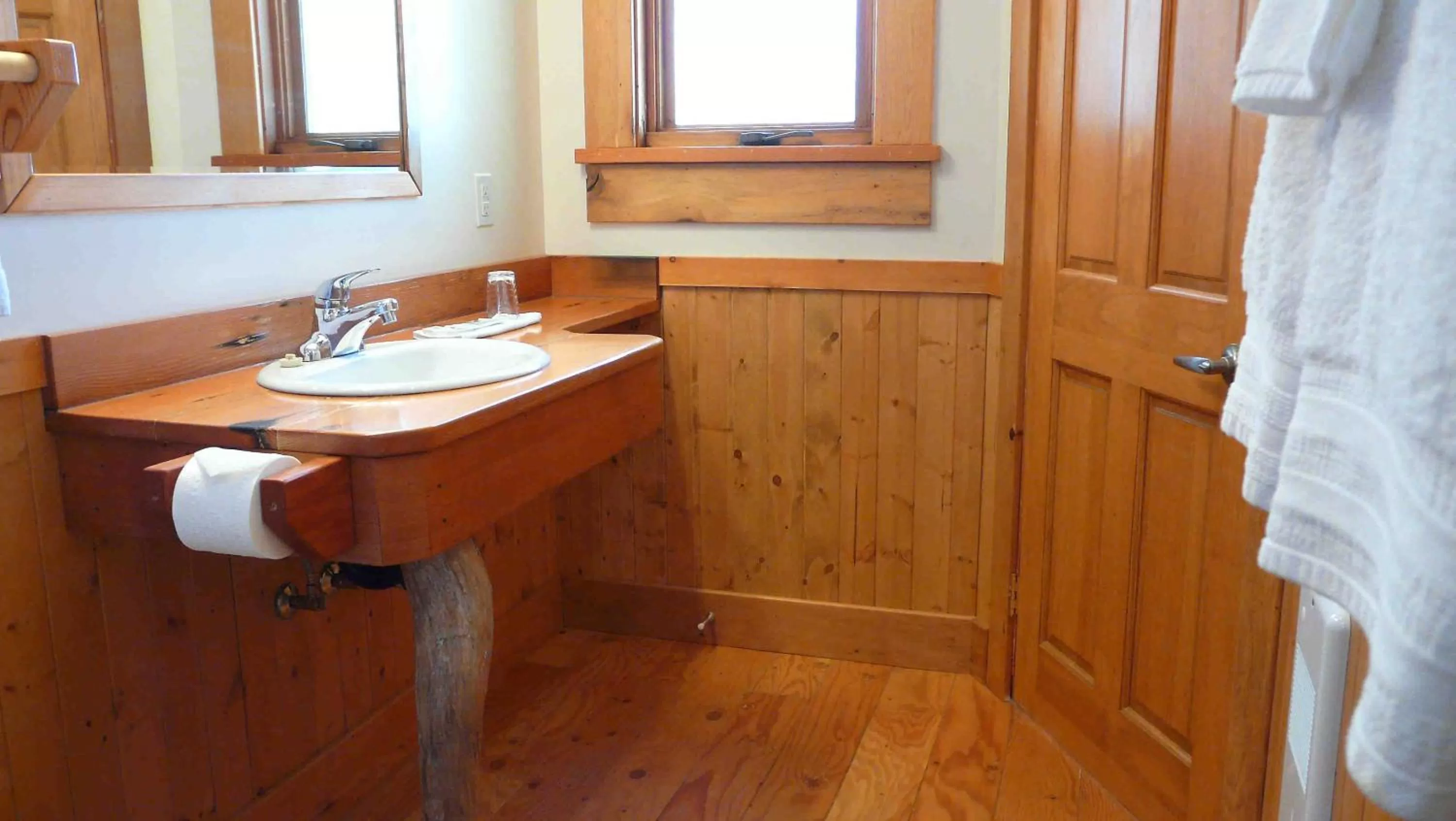 Bathroom in Seine Boat Inn