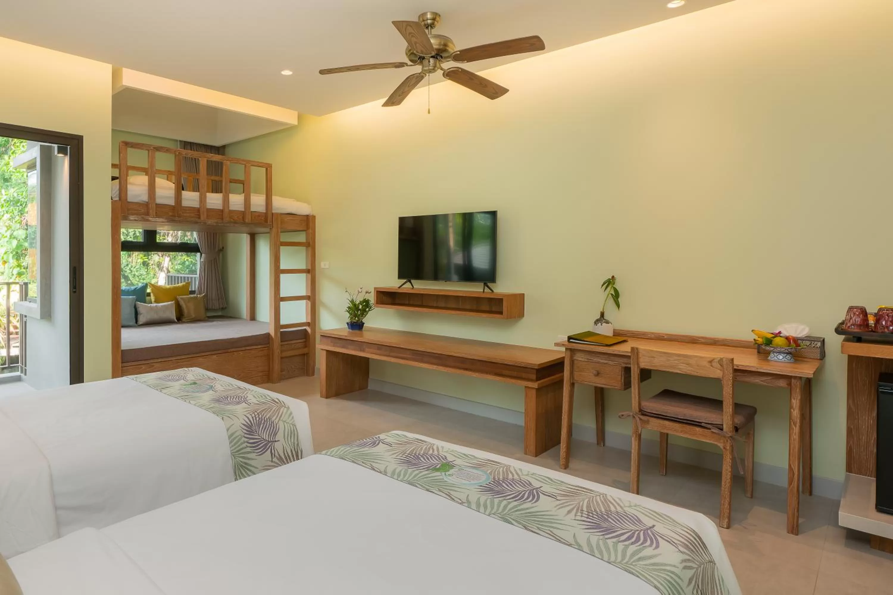 Communal lounge/ TV room, Bed in Khaolak Wanaburee Resort - SHA Extra Plus