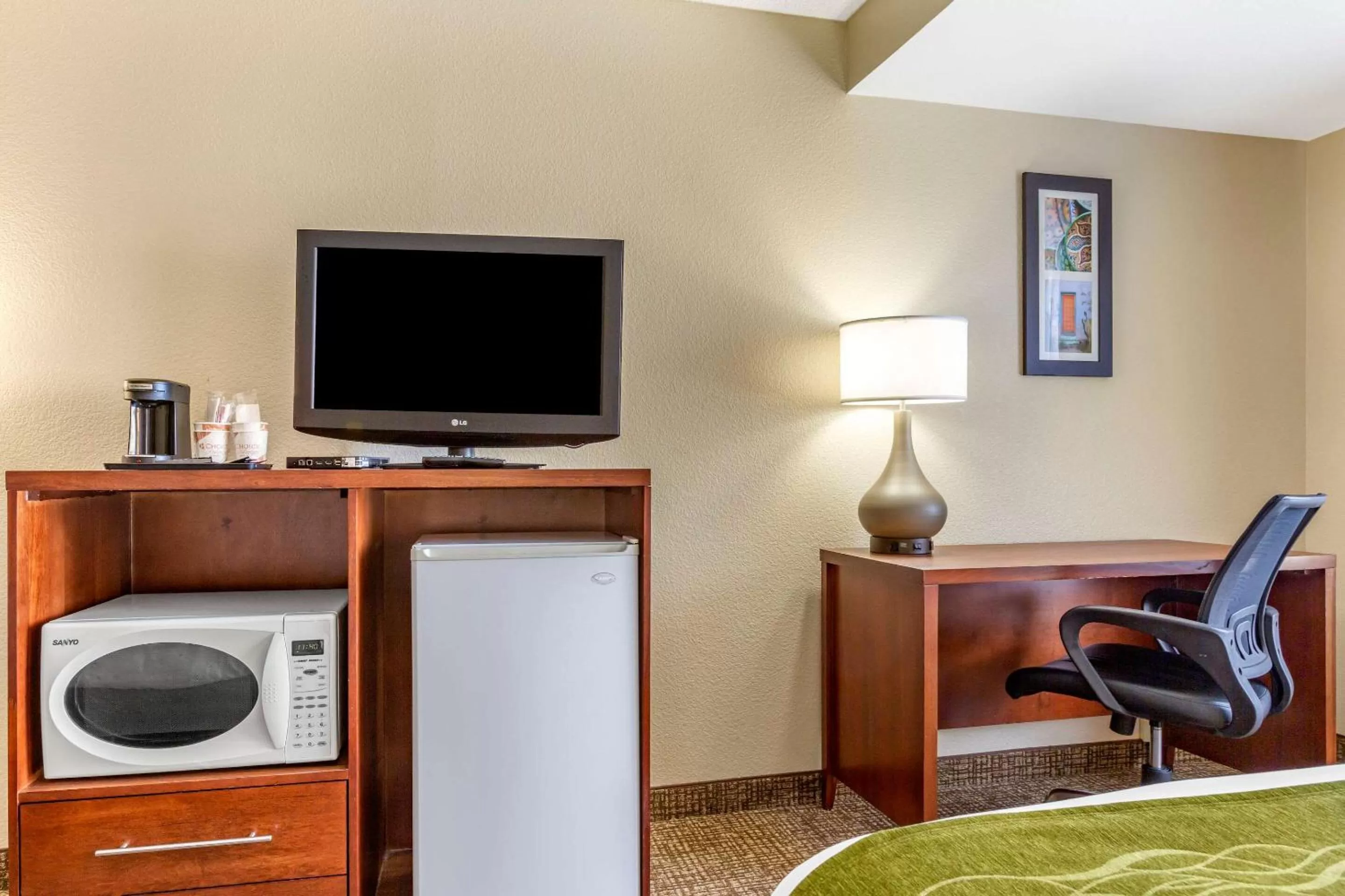 Communal lounge/ TV room, Bed in Comfort Inn & Suites Phoenix North - Deer Valley