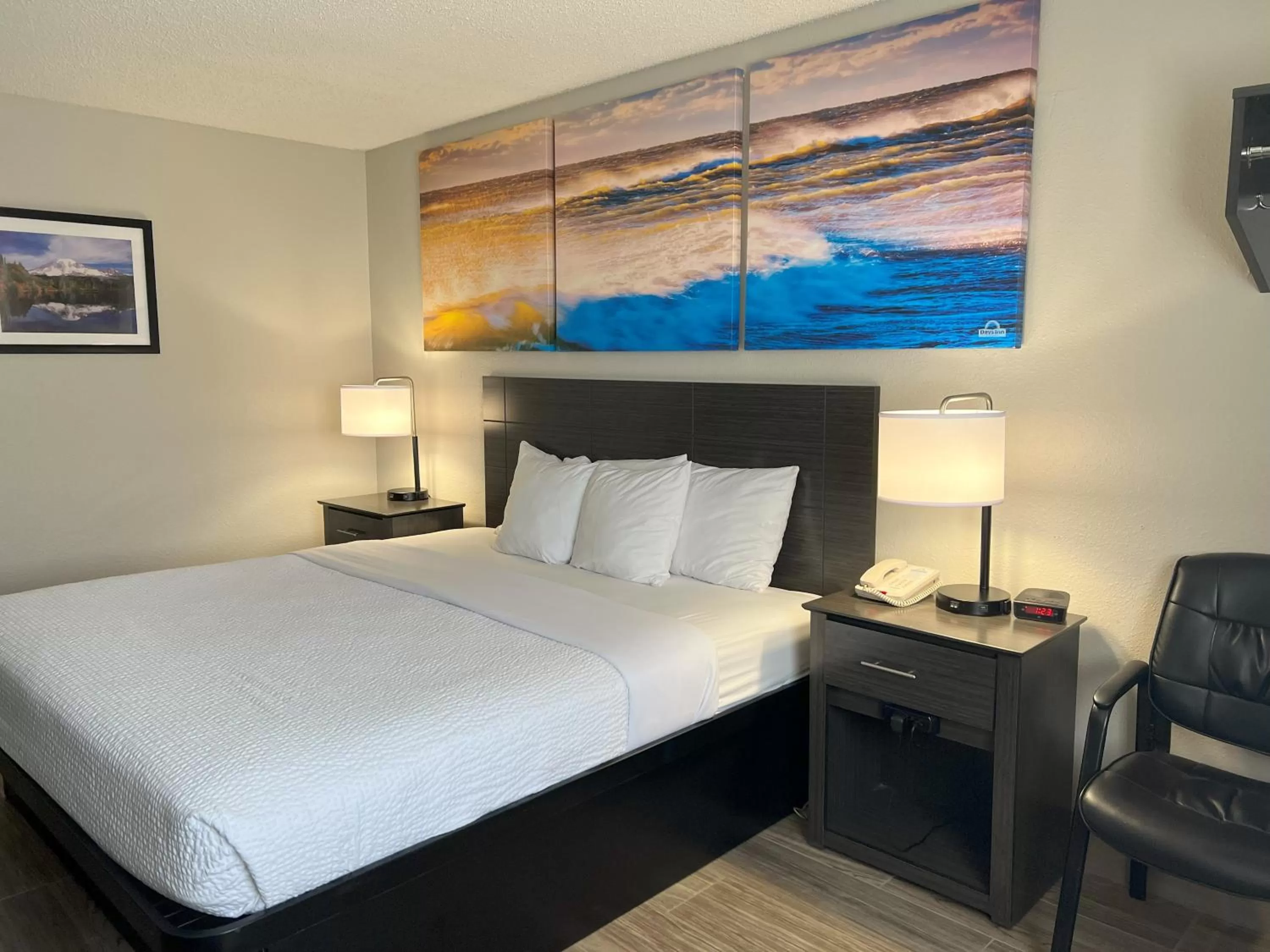 Bed in Days Inn by Wyndham Orange Park/Jacksonville