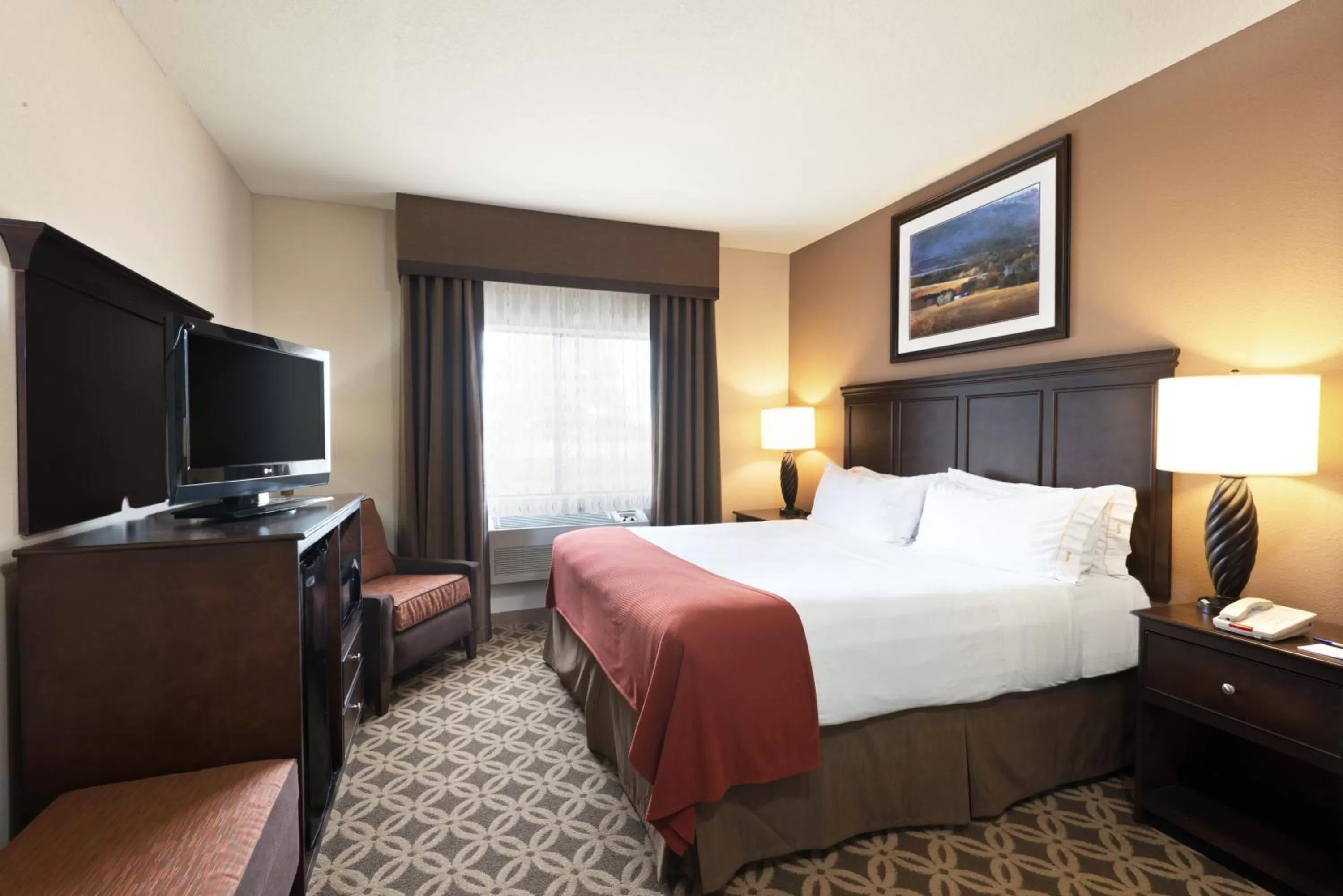 Photo of the whole room, Bed in Holiday Inn Express Show Low by IHG
