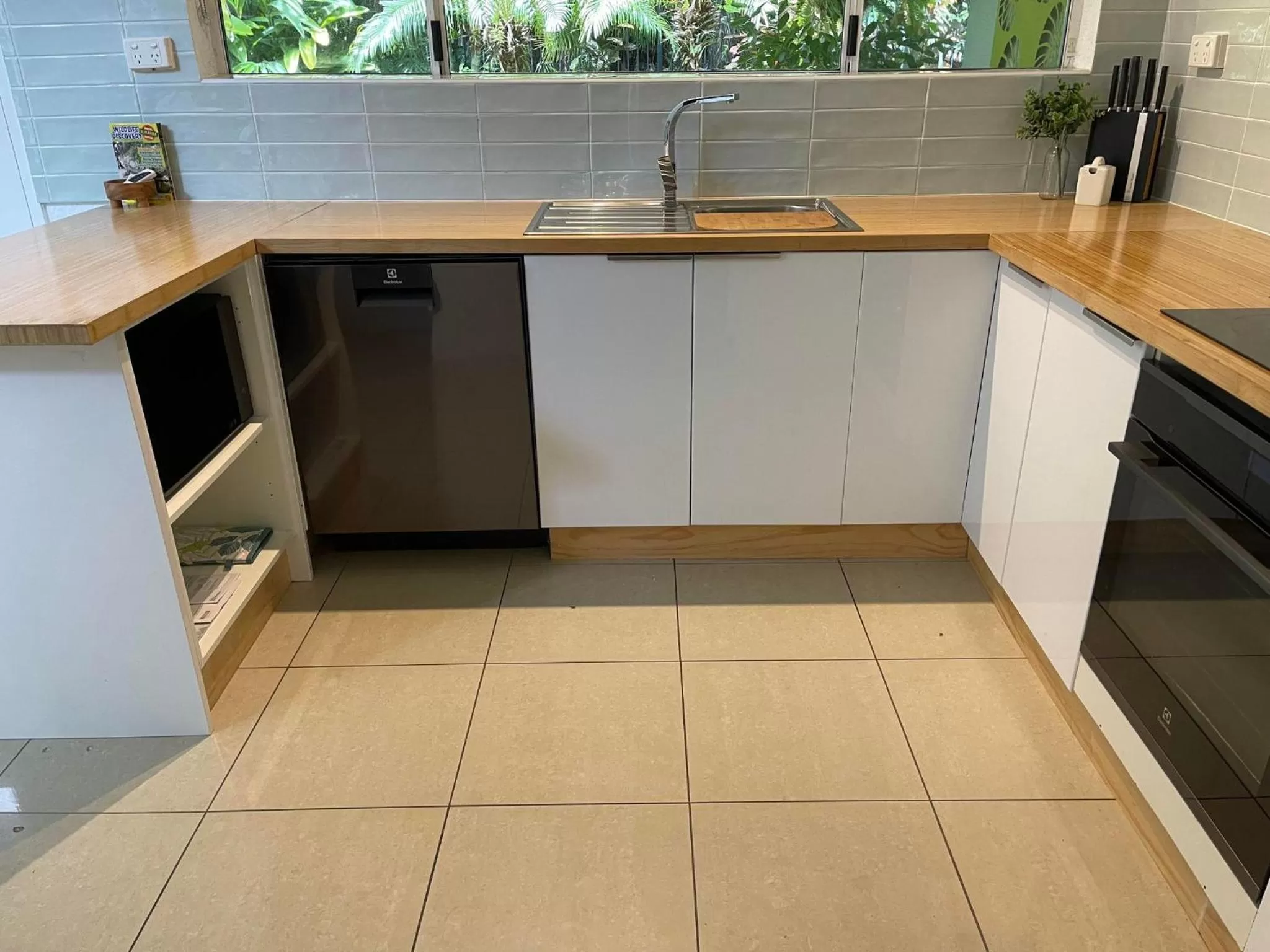 Kitchen or kitchenette in Reef Resort Villas Port Douglas