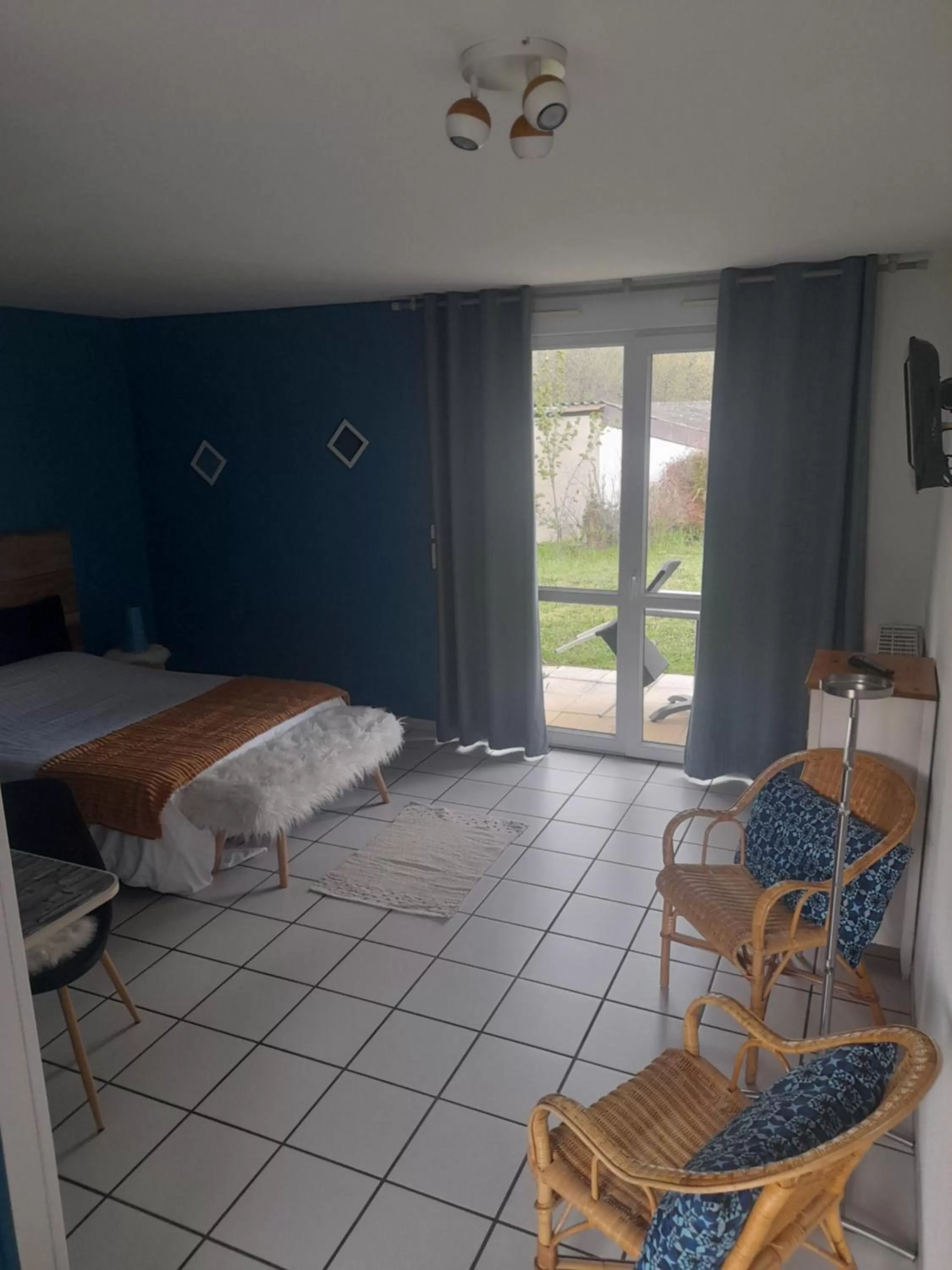 Bedroom, Bed in Hotel de l'Ile d'Amour