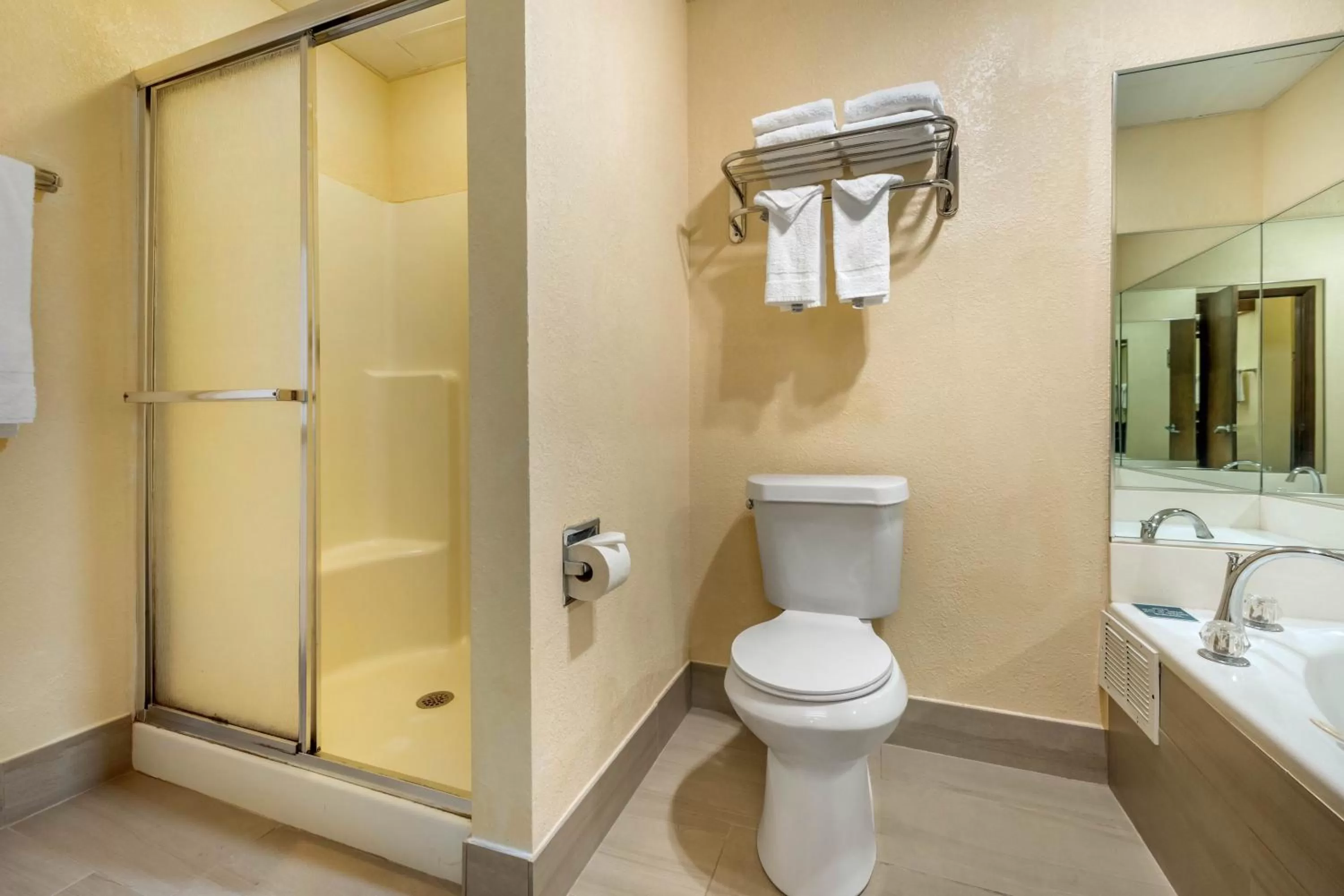 Bathroom in Quality Inn Louisville